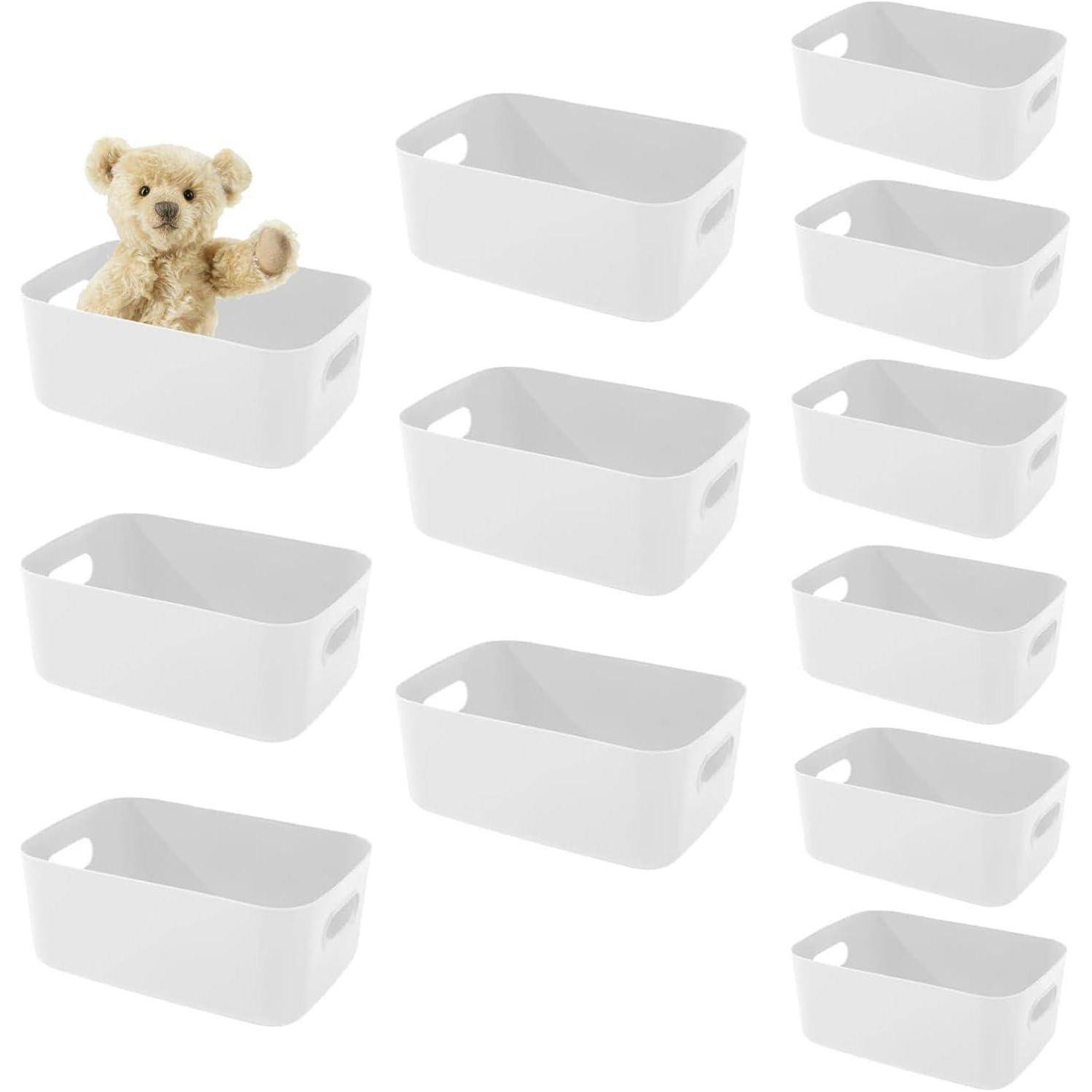Ein Teddybär befindet sich in einem weißen Behälter, der Teil eines Rasters aus zwölf identischen weißen Behältern ist. Die Behälter sind leer, mit Ausnahme des Behälters mit dem Bären.