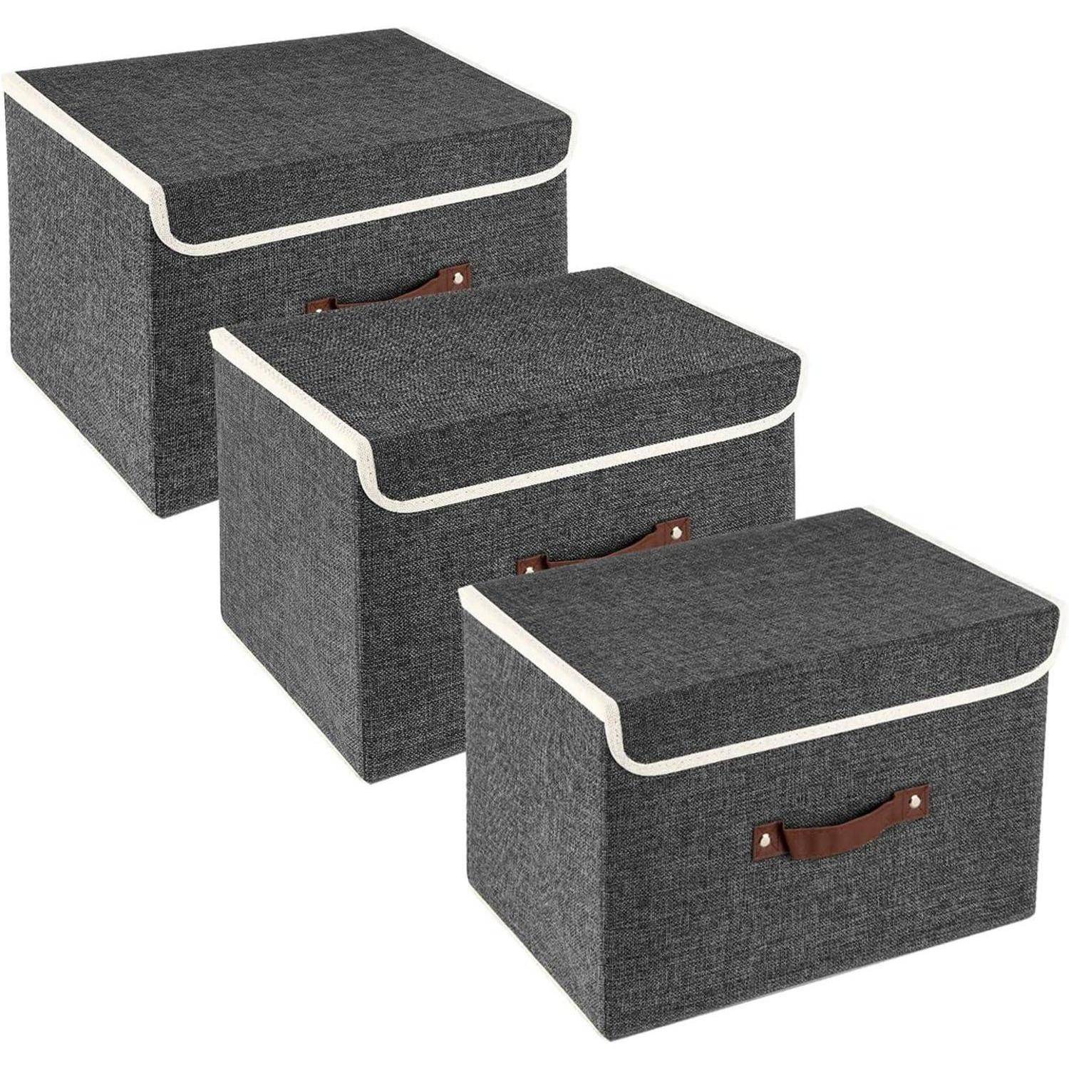 Drei graue Aufbewahrungsboxen mit Deckeln und braunen Griffen sind in aufsteigender Größe angeordnet. Sie sind für Organisation und Platzersparnis konzipiert.