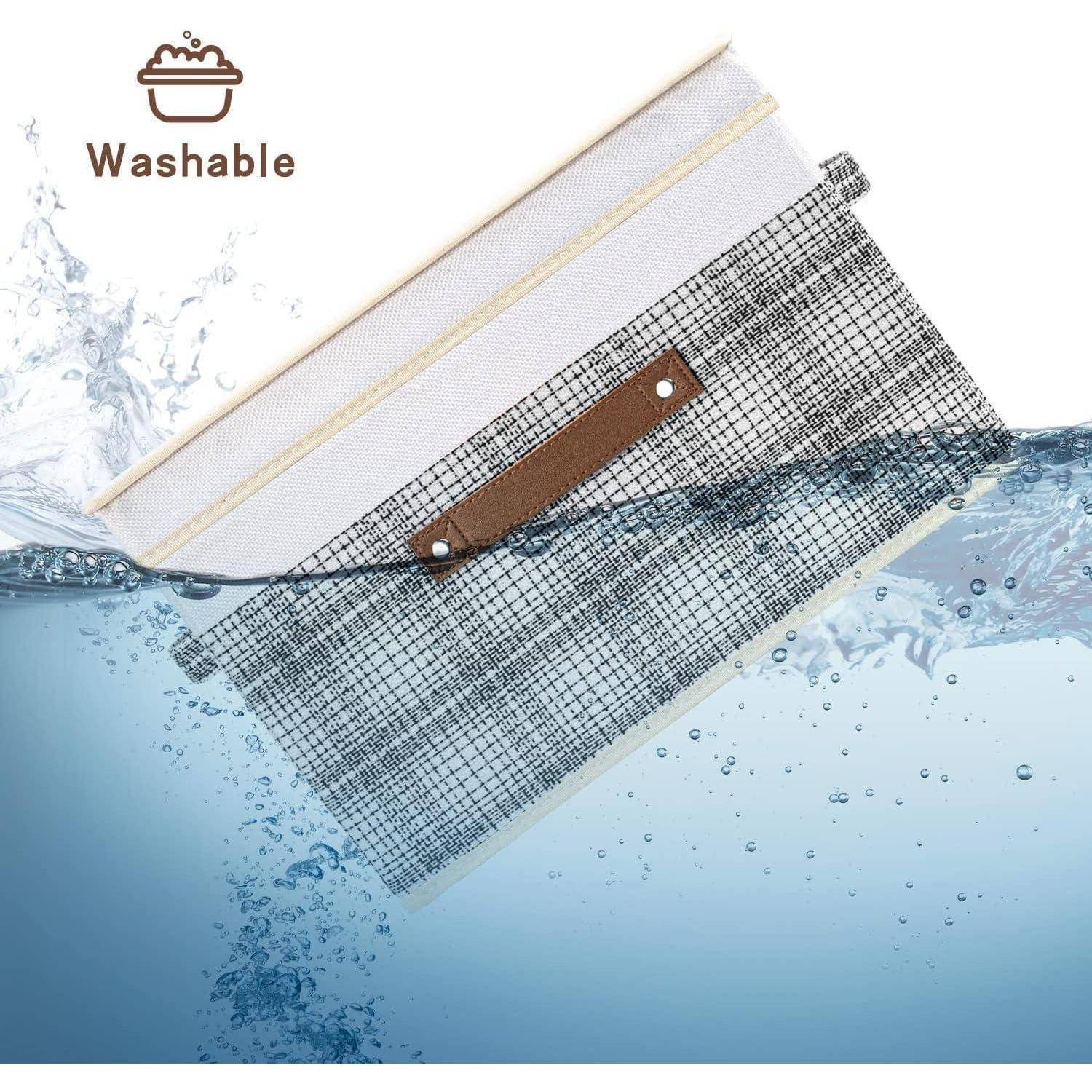 Wasser spritzt gegen eine Stoff- und Netztasche mit der Aufschrift „Waschbar