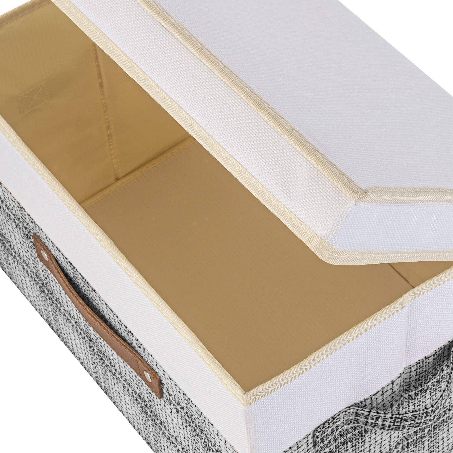Geöffnete beige und graue Stoffaufbewahrungsbox, von oben gezeigt, mit einem braunen Griff an der Seite.