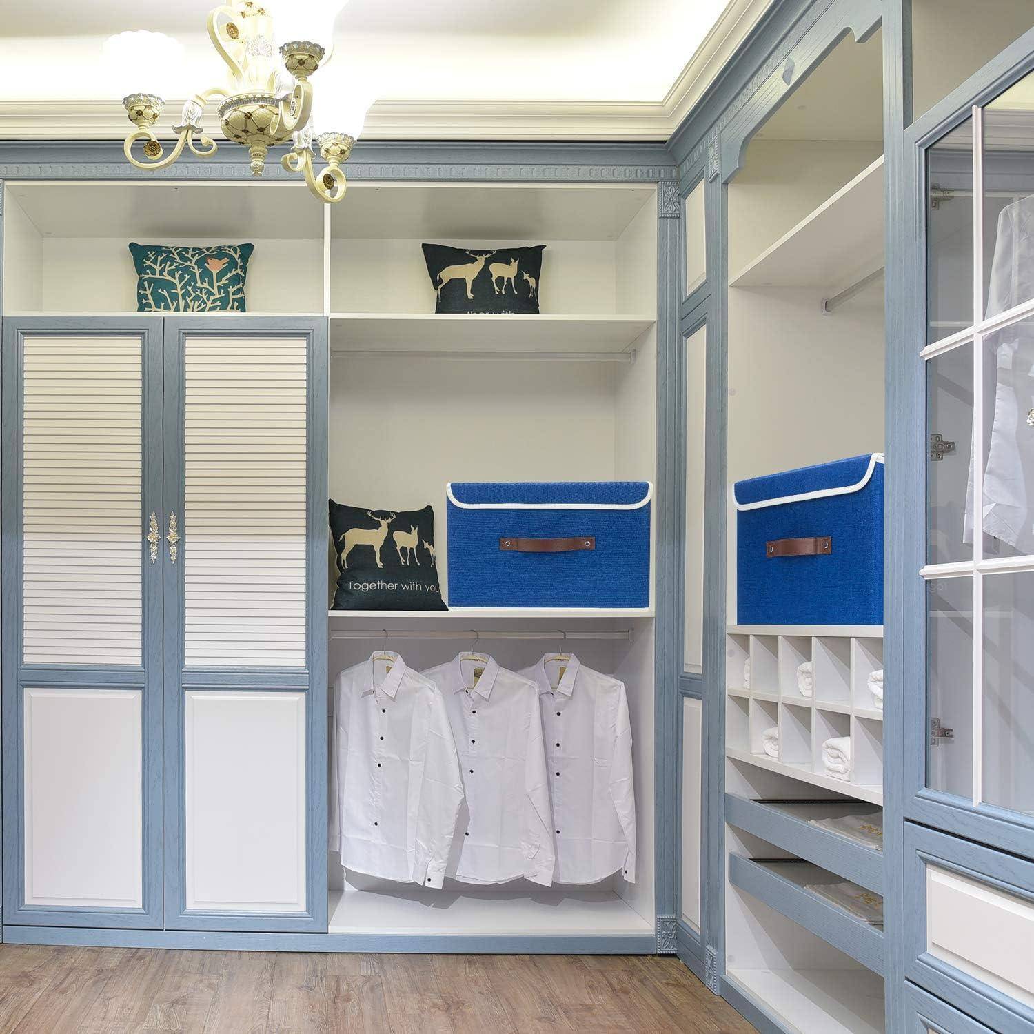 Ein gut organisierter Kleiderschrank zeigt blaue Akzente, gefaltete Hemden und Aufbewahrungskörbe. Ein Kronleuchter hängt von der Decke und verleiht Eleganz.