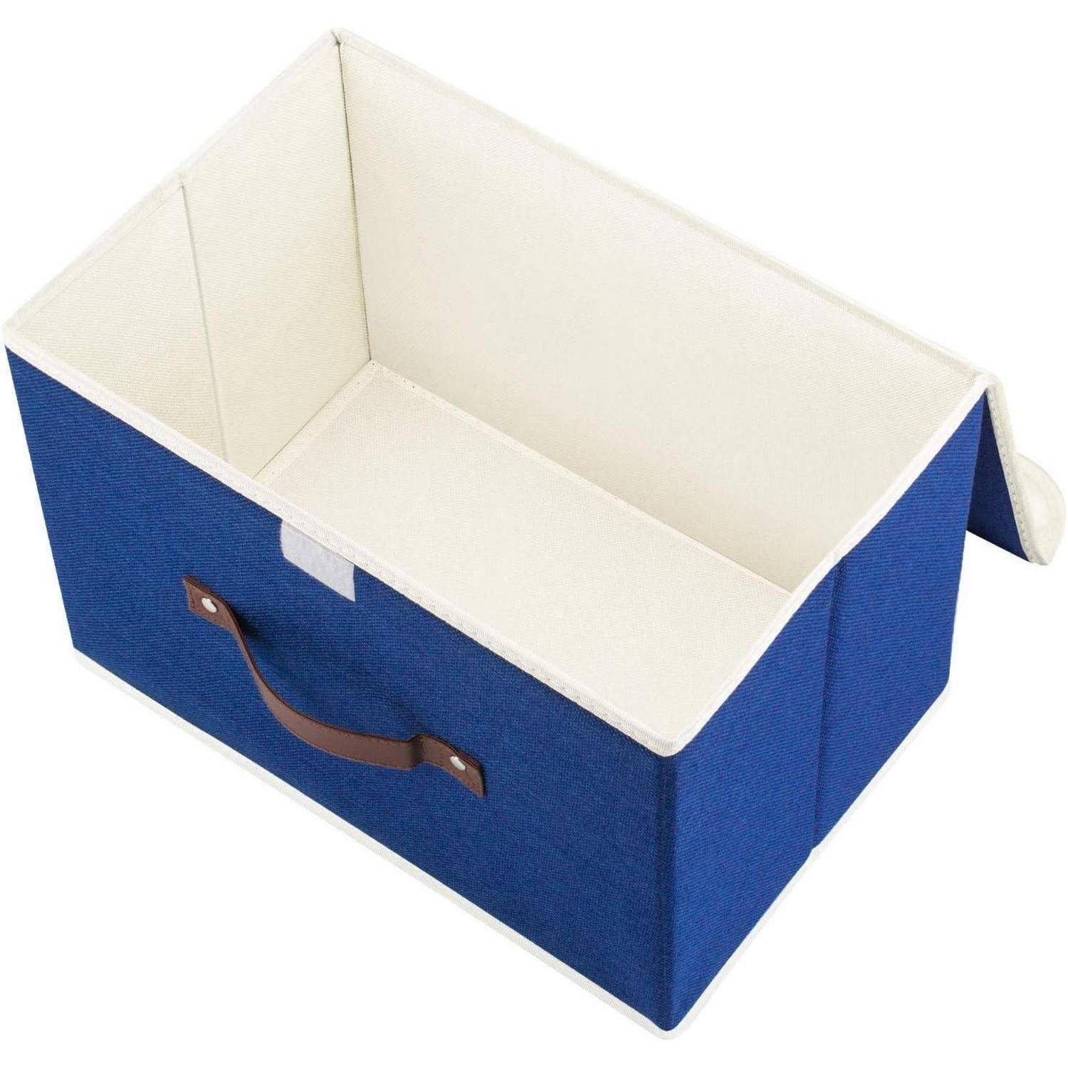 Blauer zusammenklappbarer Aufbewahrungsbehälter mit braunen Ledergriffe, weißem Innenraum und verstärkten Kanten, von oben in einem Winkel betrachtet.