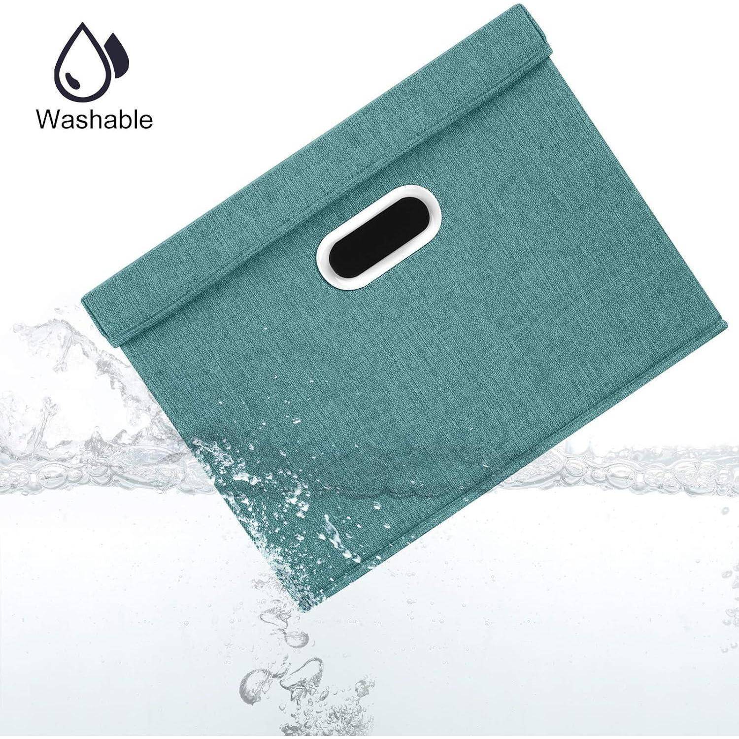 Eine petrolblaue Stoff-Aufbewahrungsbox, die im Wasser untergetaucht ist, mit einem Symbol, das anzeigt, dass sie „waschbar