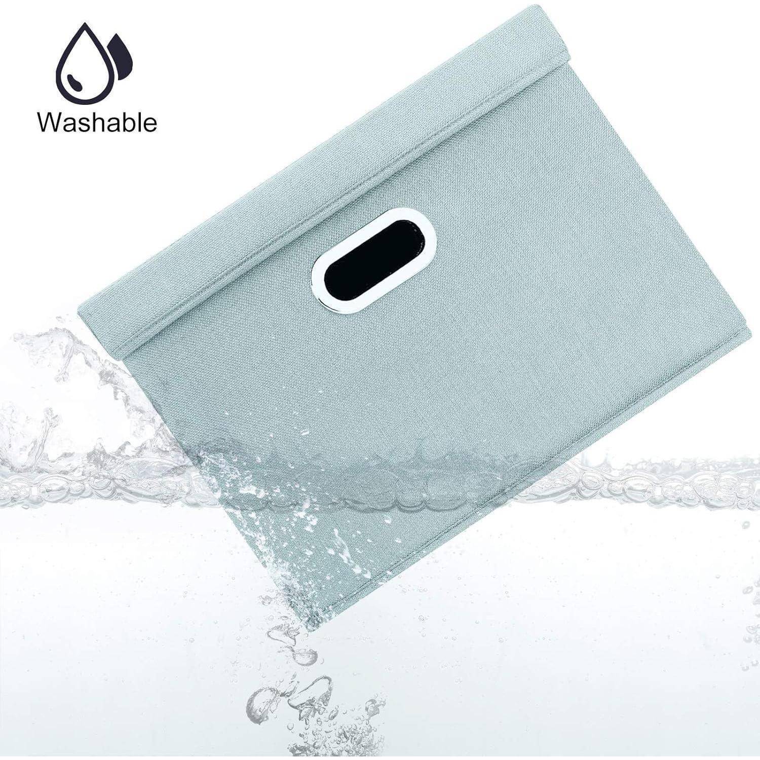 Ein Stoff-Aufbewahrungsbehälter wird teilweise unter Wasser gezeigt, um seine waschbare Eigenschaft zu veranschaulichen, die durch ein Icon mit der Aufschrift ‚Waschbar' und einem Wassertropfen gekennzeichnet ist.