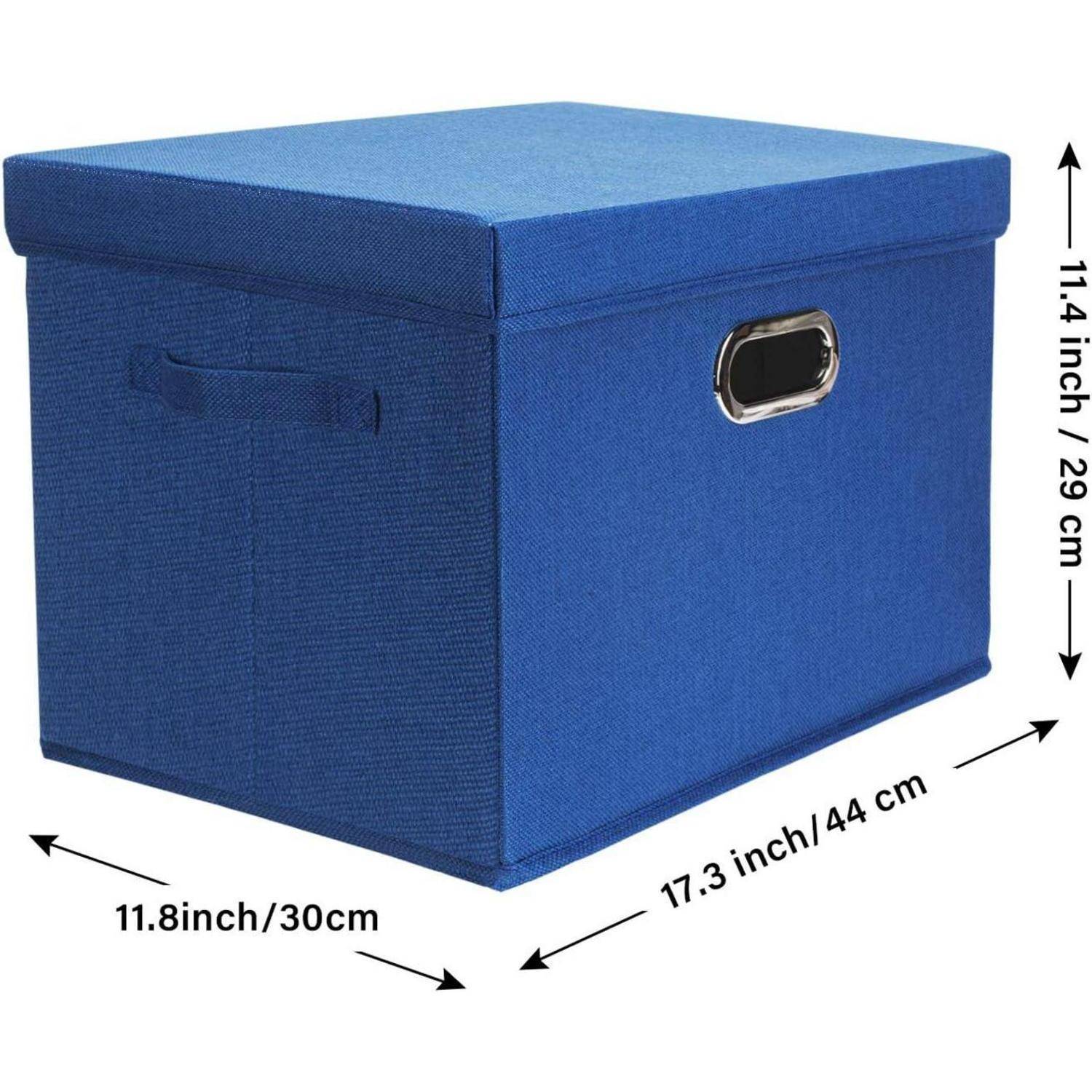 Eine blaue Aufbewahrungsbox mit Abmessungen: 17,3 Zoll (44 cm) lang, 11,8 Zoll (30 cm) breit und 11,4 Zoll (29 cm) hoch, mit Griffen ausgestattet.