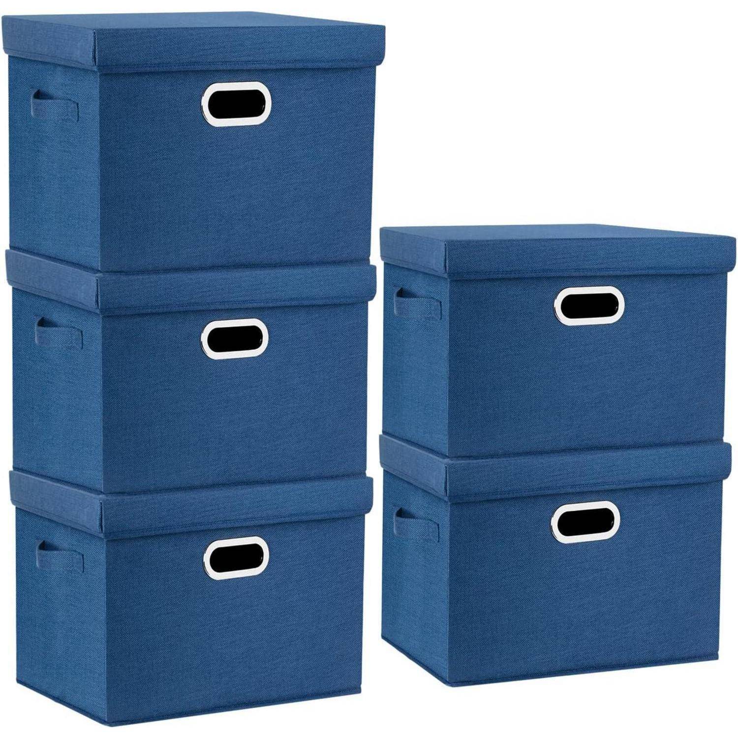 Fünf blaue Stoffaufbewahrungsboxen mit Deckel sind gestapelt, drei links und zwei rechts. Jede Box hat einen Griff an der Vorderseite.