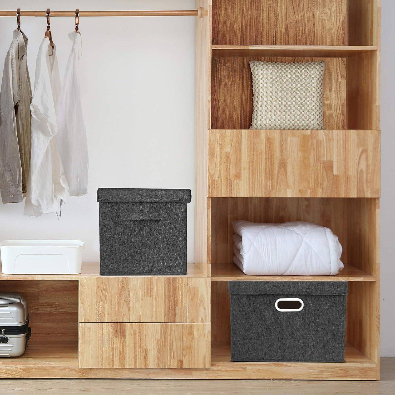Holzschrank mit hängender Kleidung, Aufbewahrungsboxen und Leinen. Einige Gegenstände sind ordentlich sortiert und deuten auf eine effiziente Nutzung des Speicherplatzes hin.