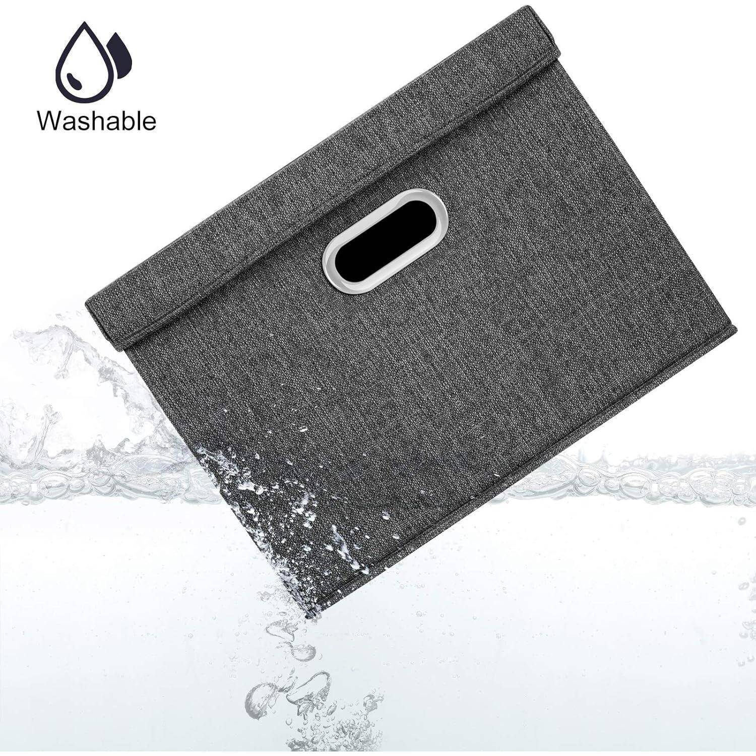Eine graue Stoffaufbewahrungsbox mit Griffloch wird gezeigt, wie sie ins Wasser getaucht wird, begleitet vom Wort 'Waschbar' und einem Wassertropfen-Symbol.