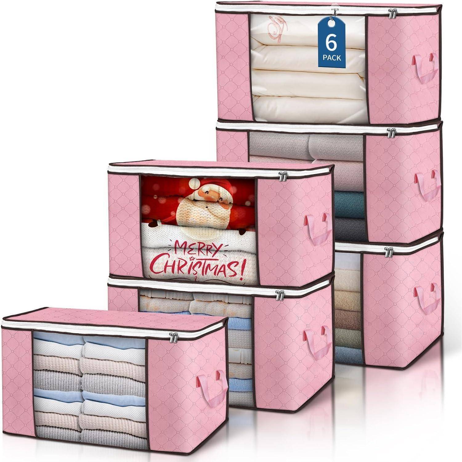 Rosa Aufbewahrungsbeutel, gefüllt mit gefalteten Kleidungsstücken, einige Beutel mit einem 'Frohe Weihnachten' Design. Ein Etikett weist auf ein '6er-Pack' hin.