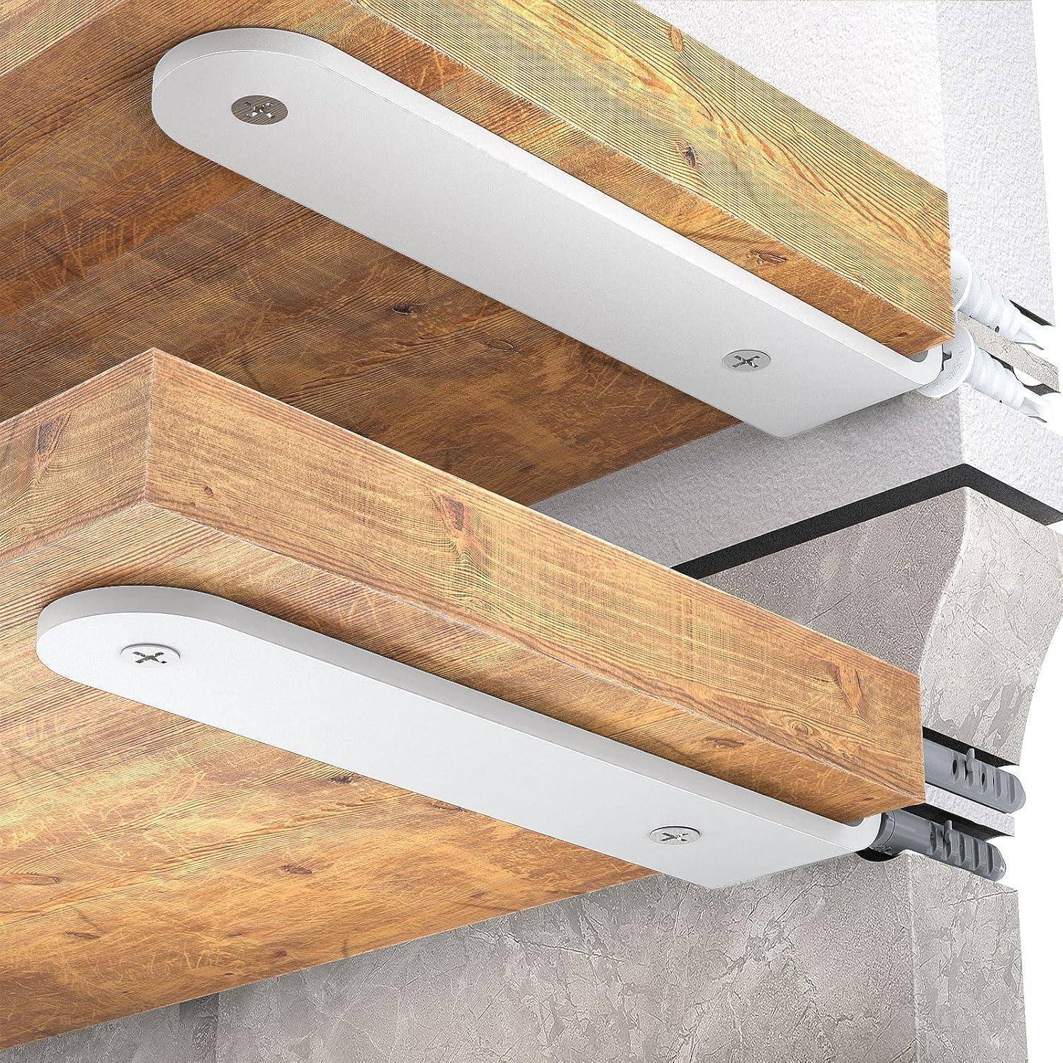An einer weißen Wand montierte Holzregale mit weißen Metallhalterungen, die mit Schrauben befestigt sind. Stromkabel verlaufen entlang der Oberfläche.
