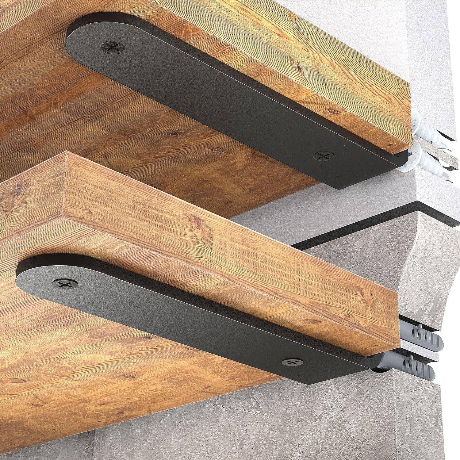 Detailaufnahme von zwei Holzregalen mit schwarzen Metallhalterungen, die an einer Betonwand befestigt sind. Elektrische Leitungen sind in der Nähe des oberen Regals sichtbar.