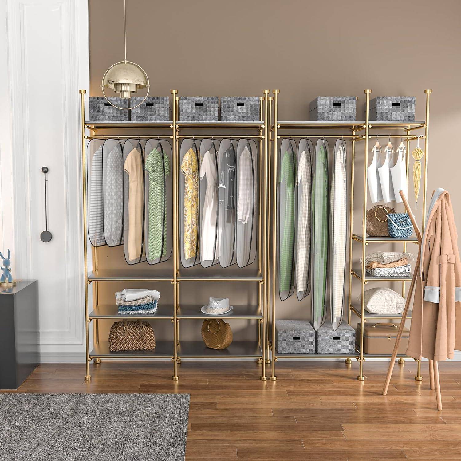 Ein organisierter offener Kleiderschrank zeigt ordentlich aufgehängte Kleidung, Hüte und Kartons an einem goldenen Gestell vor einer beigen Wand in einem modernen Raum.