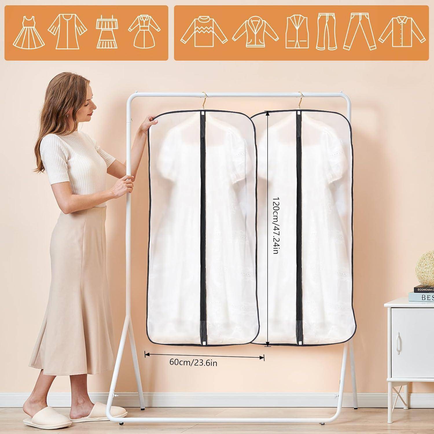 Eine Frau in einem cremefarbenen Outfit betrachtet einen Kleidersack, der ein weißes Kleid an einem Ständer enthält. Der Sack zeigt die Abmessungen: 60 cm x 120 cm.
