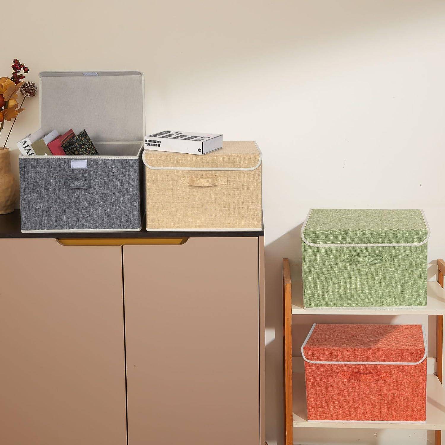 Ein Schrank mit zwei Stoff-Aufbewahrungsboxen oben und zwei weiteren auf einem Regal daneben. Die Boxen sind grau, beige, grün und rot.