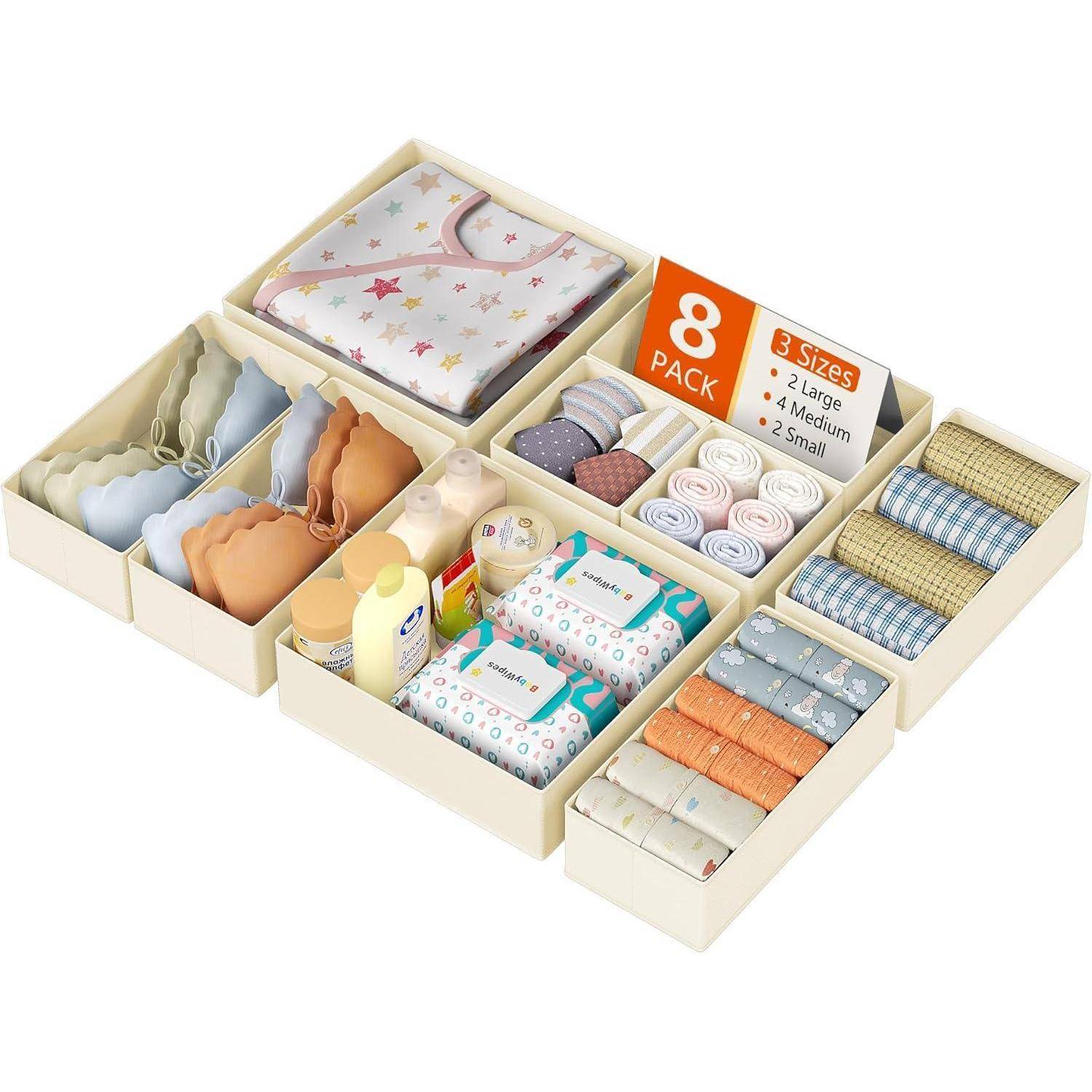 Eine sorgfältig angeordnete Sammlung von Babypflegeutensilien, einschließlich Kleidung, Babyprodukte, Windeln und Feuchttüchern, in verschiedenen Fächern organisiert, mit der Beschriftung „8er-Pack