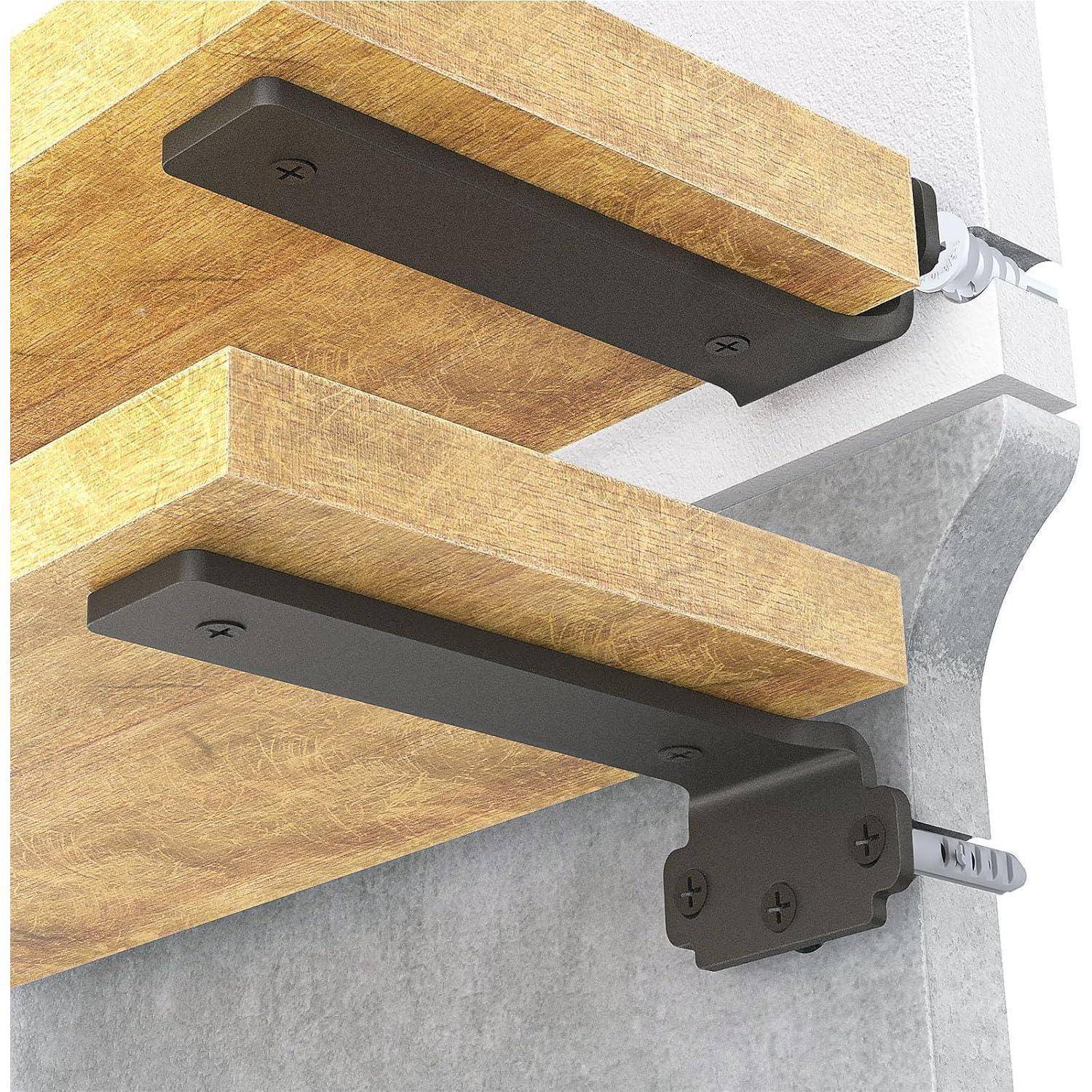 Zwei Holzregale, die mit schwarzen Metallhalterungen an der Wand befestigt sind und eine sichere und minimalistische Aufbewahrungslösung darstellen.