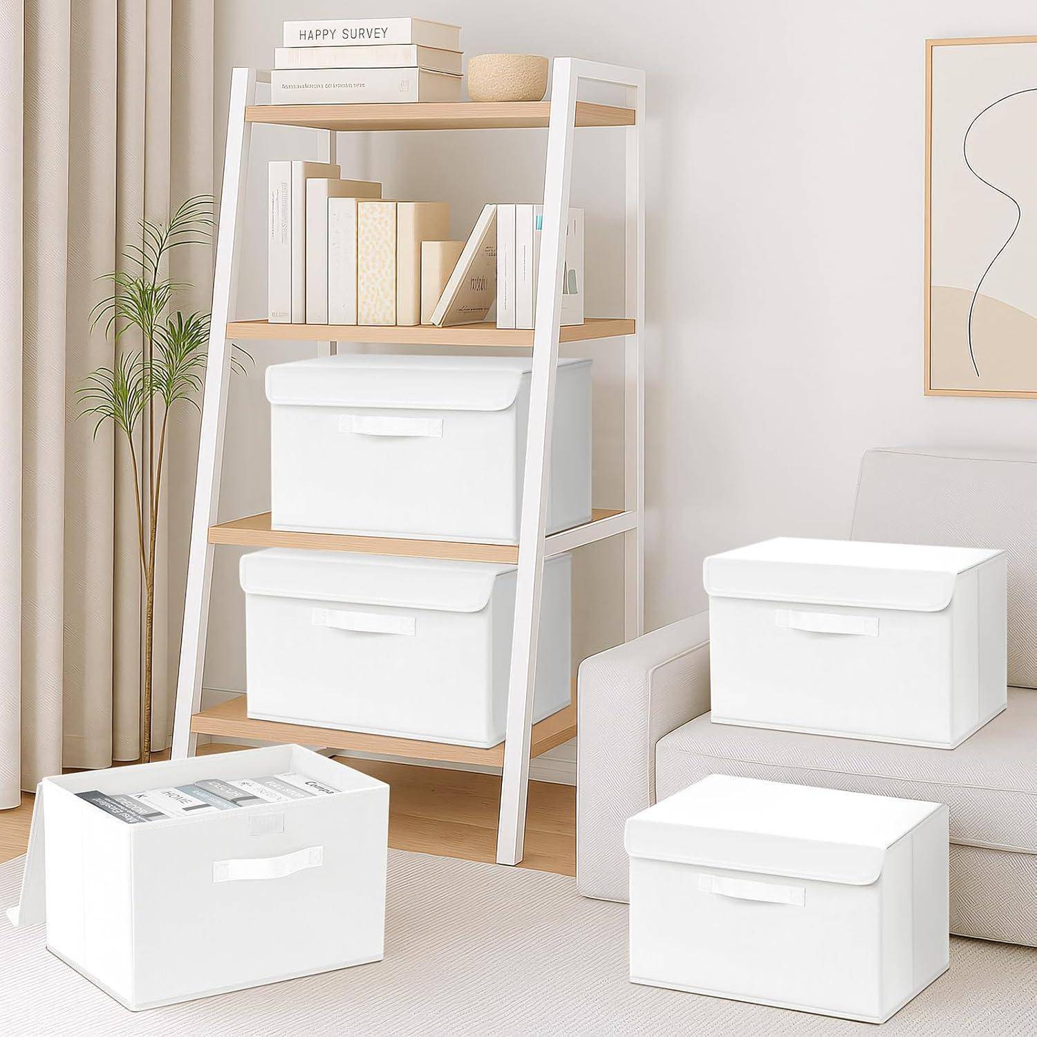 Ein ordentlich eingerichtetes Wohnzimmer mit einem weißen Regalschrank, der Aufbewahrungsboxen und Bücher enthält. Zwei weiße Boxen stehen auf dem Boden und ein Sofa befindet sich in der Nähe.