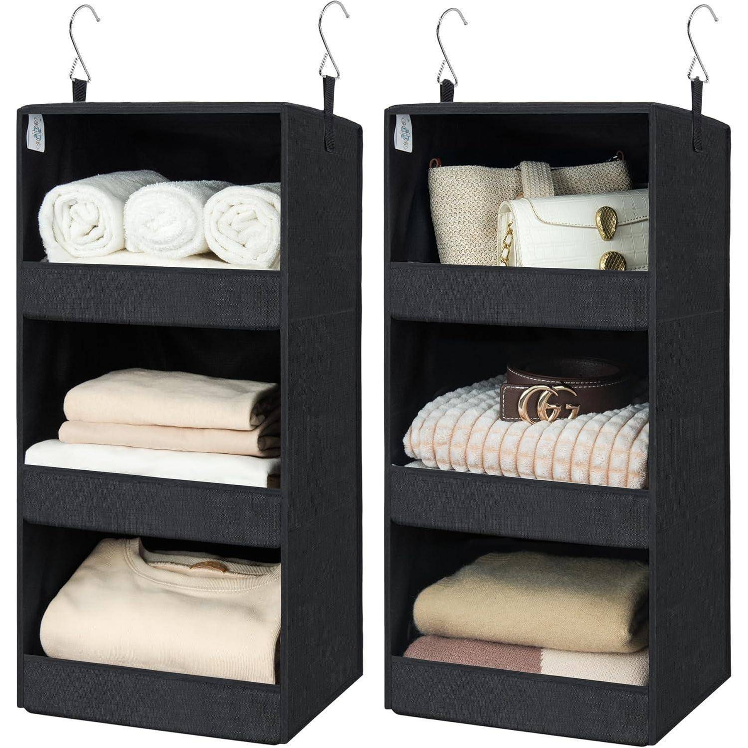 Zwei schwarze Kleiderschrank-Organizer zum Aufhängen, jeweils mit drei Einlegeböden, die Handtücher, zusammengelegte Kleidungsstücke und Accessoires aufnehmen.