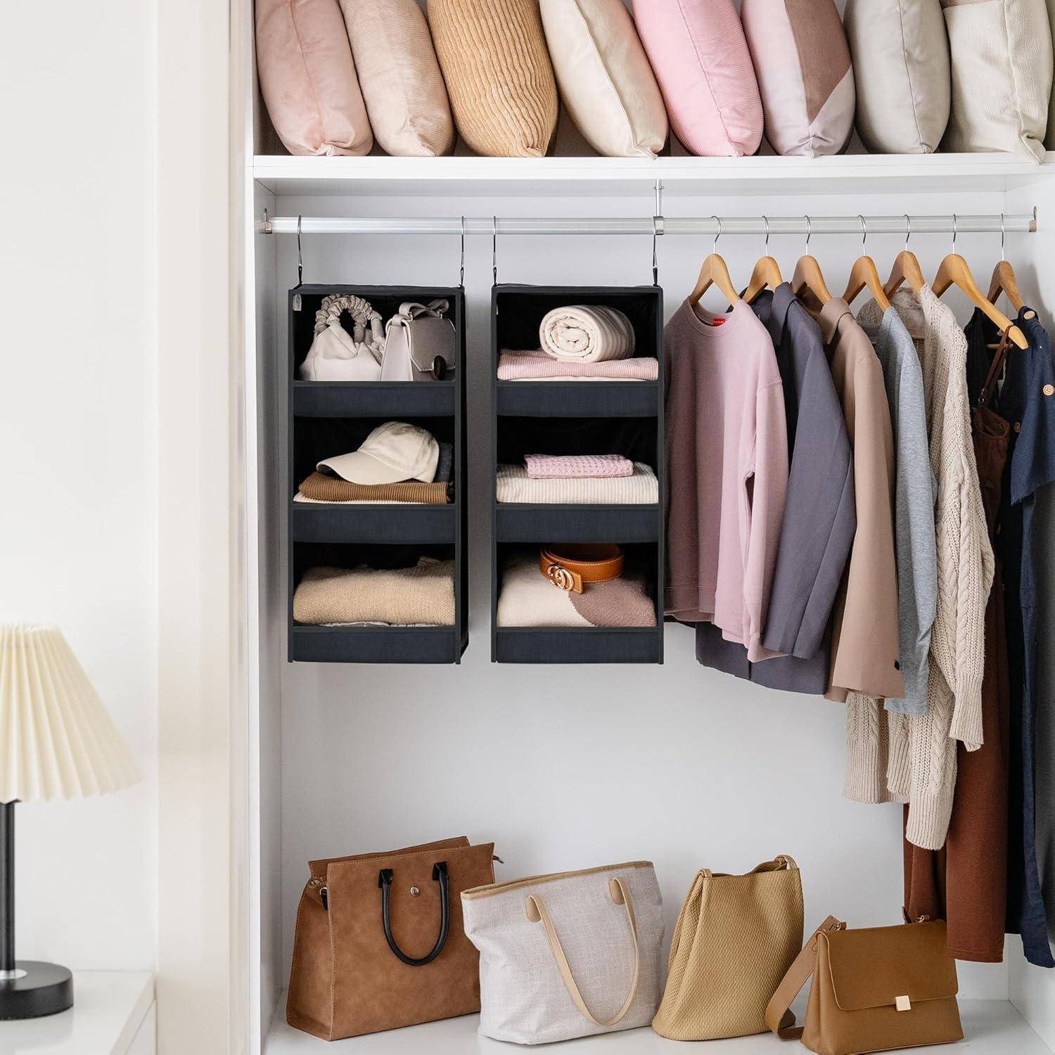 Ein ordentlich organisierter Kleiderschrank präsentiert hängende Kleidungsstücke, gefaltete Pullover, Aufbewahrungsboxen und Handtaschen darunter und schafft so ein aufgeräumtes und stilvolles Erscheinungsbild.