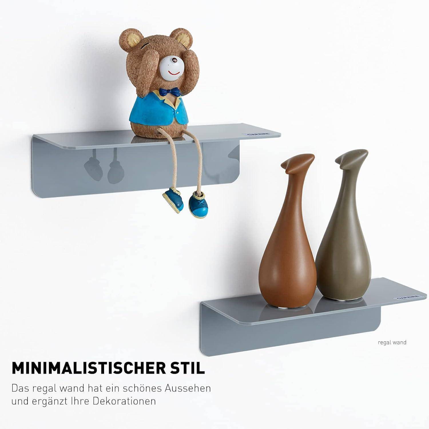 Zwei minimalistische Wandregale: Das obere Regal trägt ein Bärenspielzeug, das untere Regal hält zwei Vasen. Bildunterschrift lautet 'Minimalistischer Stil'.
