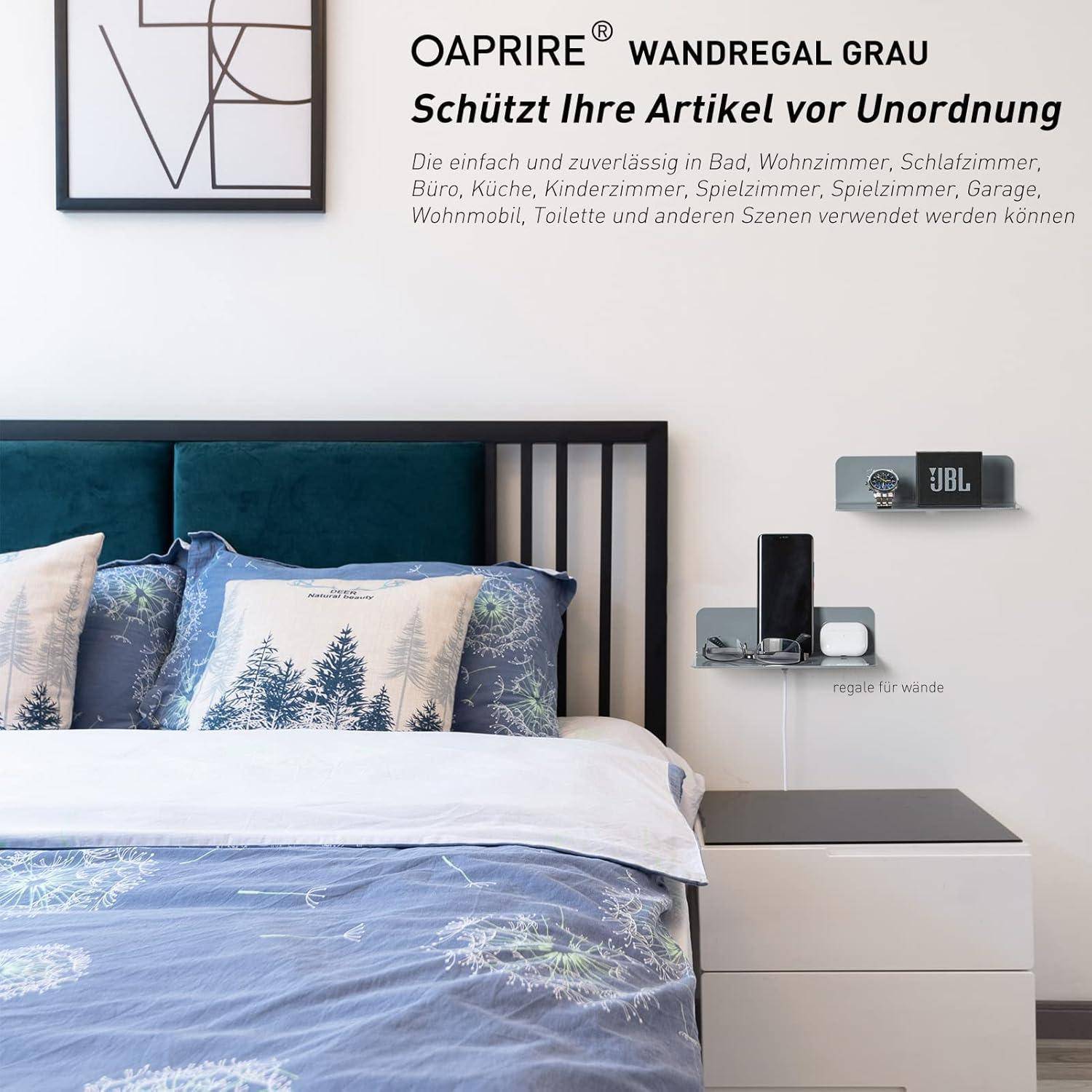 Ein modernes Schlafzimmer mit einem Doppelbett, versehen mit blauen Kissen mit Baummustern, und einem schwebenden Wandregal, auf dem ein Lautsprecher und eine Pflanze stehen. Deutscher Text bewirbt ein Wandregal.