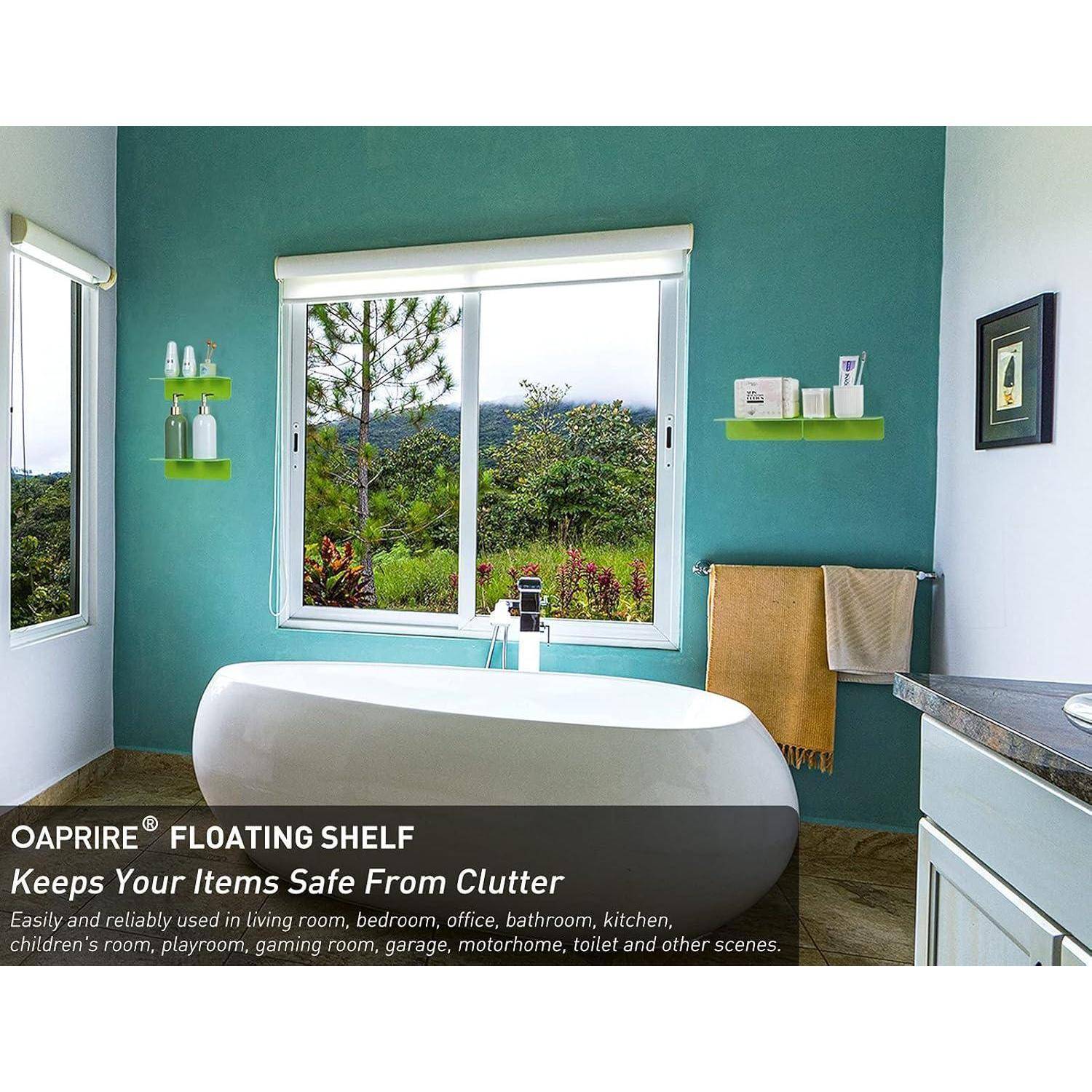 Ein Badezimmer mit einer weißen Badewanne, türkisfarbenen Wänden, Ausblick auf Bäume durchs Fenster und schwebenden Regalen mit Körperpflegeprodukten.