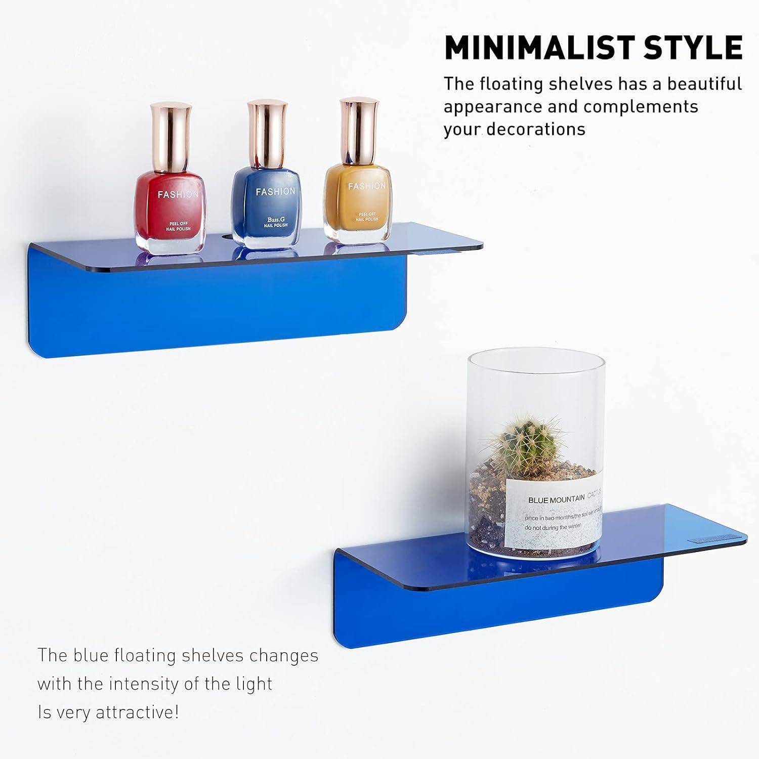Zwei blaue schwebende Regale: Das obere Regal trägt drei Nagellackflaschen, das untere Regal zeigt einen kleinen Kaktus in einem Glasgefäß. Text lautet: 'MINIMALISTISCHER STIL.