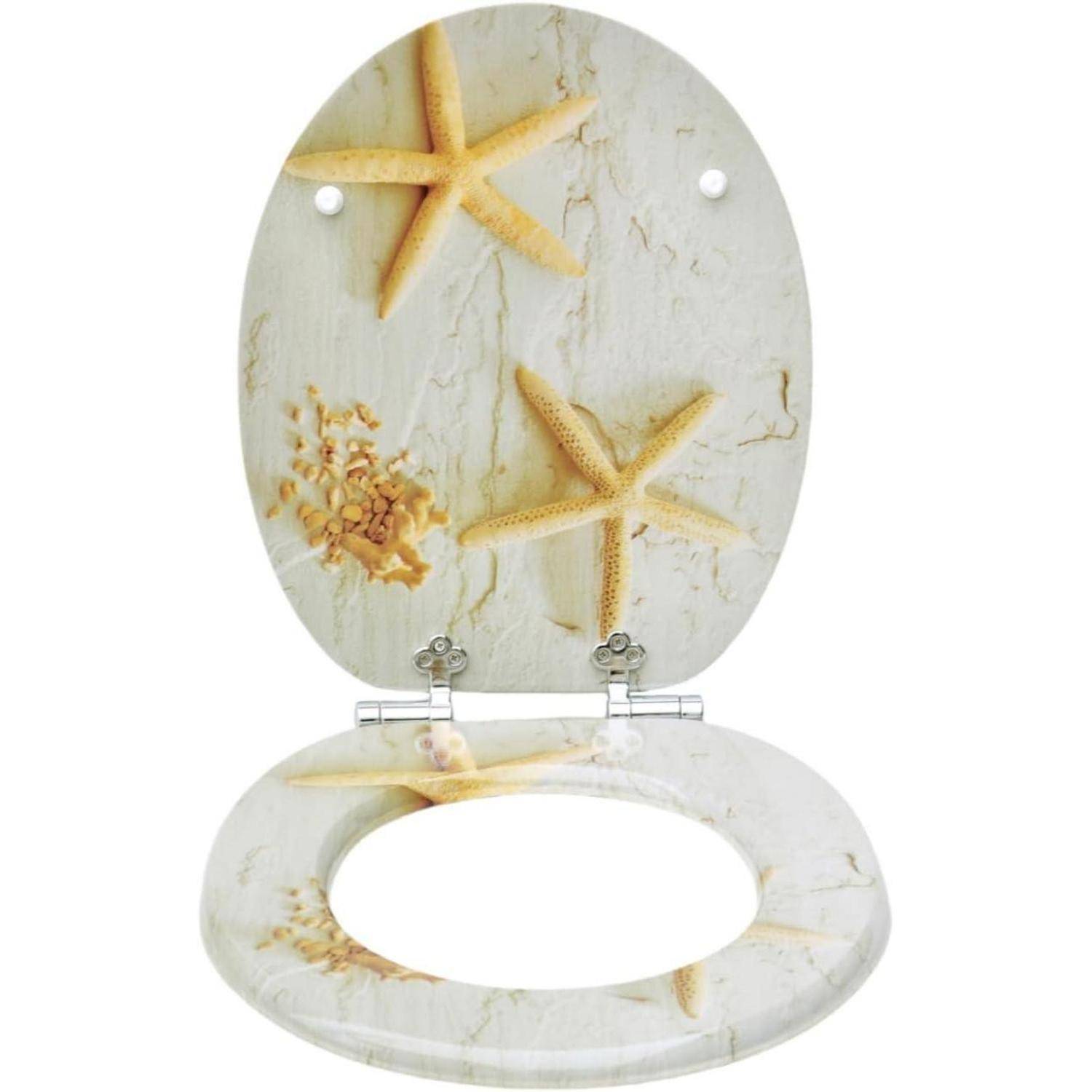 Toilettensitz mit offener Deckelklappe, der ein Design von Seesternen und Korallen auf einem sandigen Hintergrund aufweist.