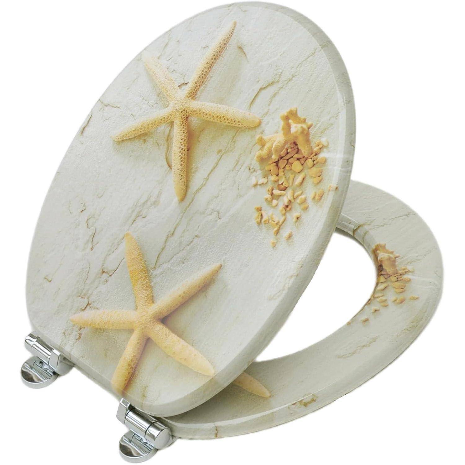 Ein Toilettensitz mit einem Design, das Seesterne und Muscheln in einer marmorartigen Oberfläche eingebettet zeigt.