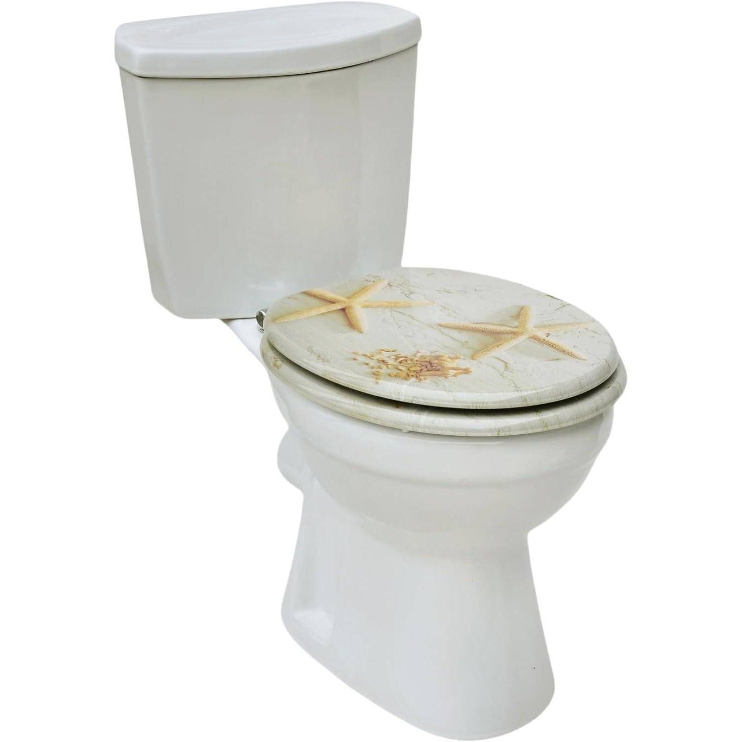 Eine Toilette mit einem Seestern- und Muscheldesign auf dem Toilettendeckel.
