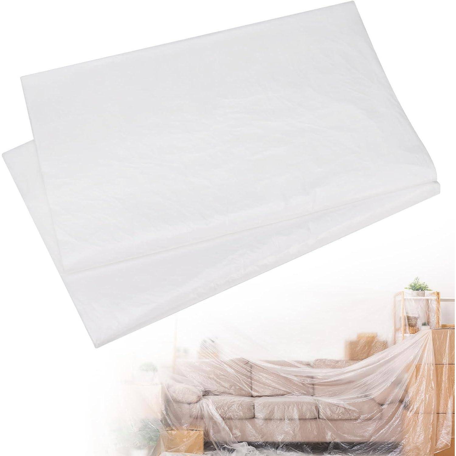 Ein großes weißes Plastikschutzabdecktuch, das Möbel in einem Wohnzimmer bedeckt und sie während Malerarbeiten oder Renovierungsarbeiten schützt.