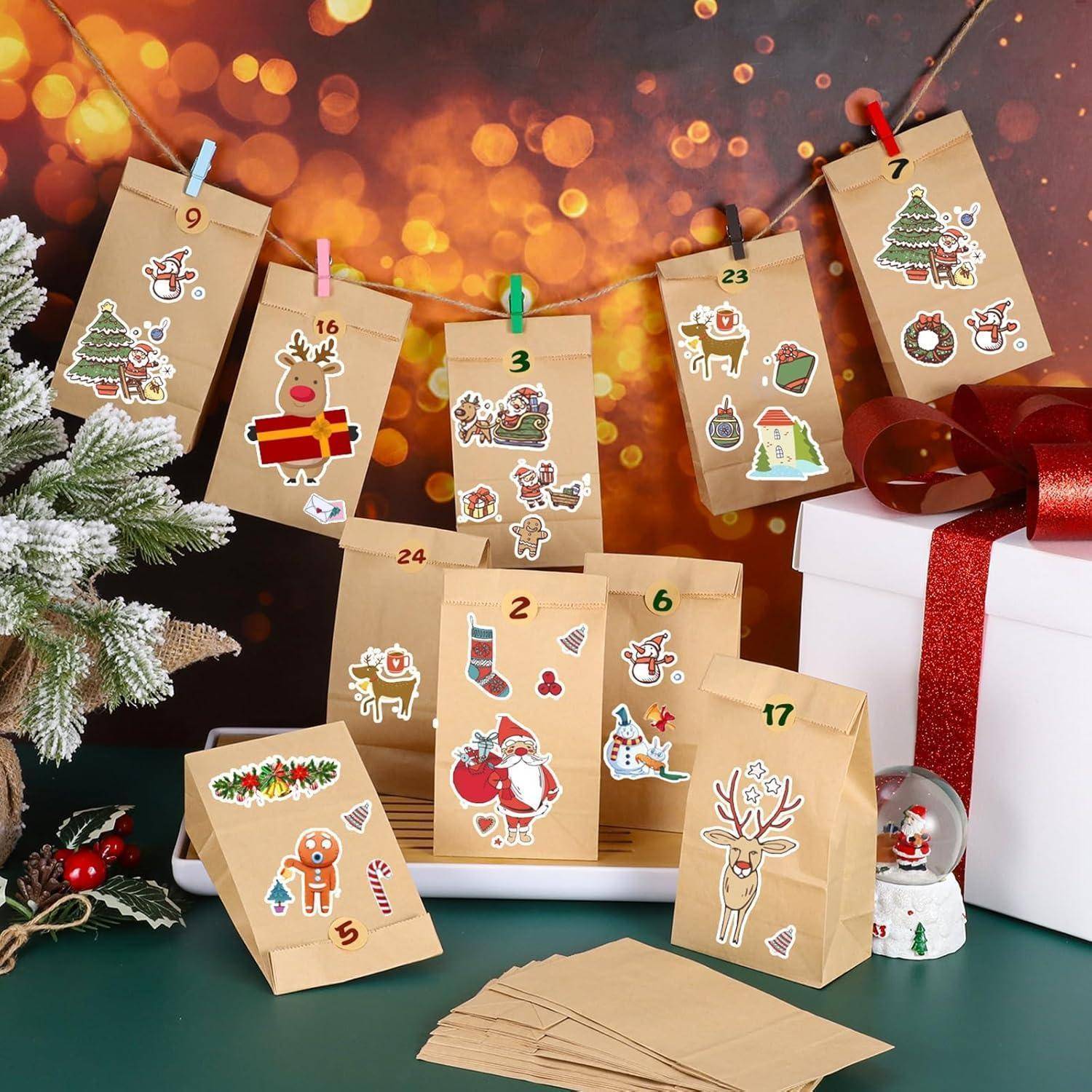 Weihnachtlich gestaltete Adventskalender-Anordnung mit nummerierten Umschlägen und festlichen Aufklebern, an einem Seil aufgehängt und neben Geschenkkartons platziert.