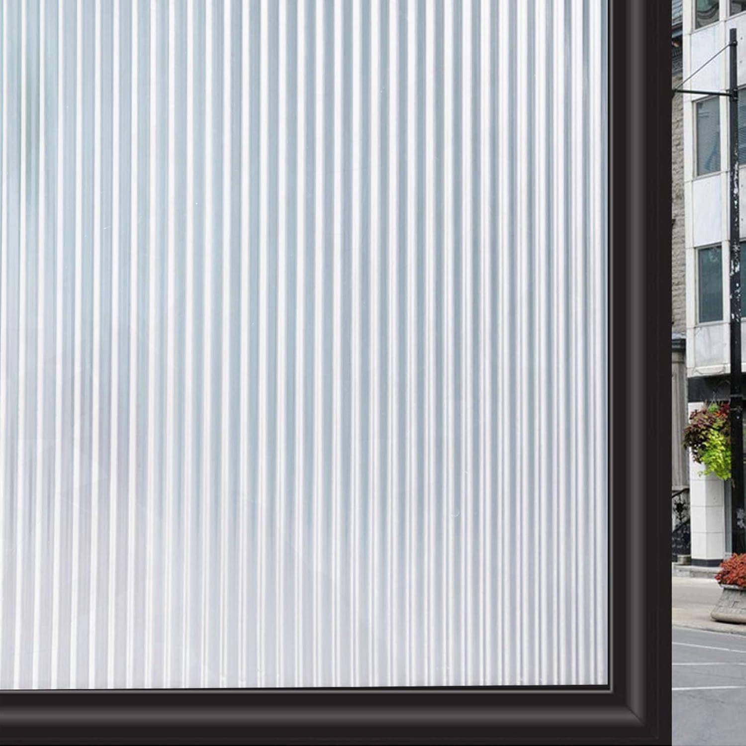 Ein großes, modernes Gebäude mit einer strukturierten Glasfassade, die das Licht reflektiert, umgeben von einer urbanen Umgebung mit Straßen und Grünflächen.