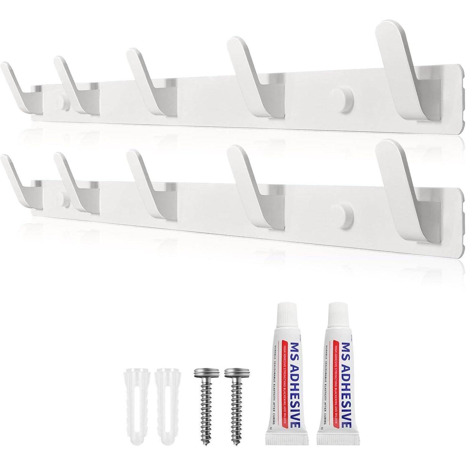 Weiße, wandmontierte Garderobe mit acht Haken in zwei Reihen.Inklusive Befestigungsmaterial: zwei Schrauben, zwei Dübel und Klebstofftuben.