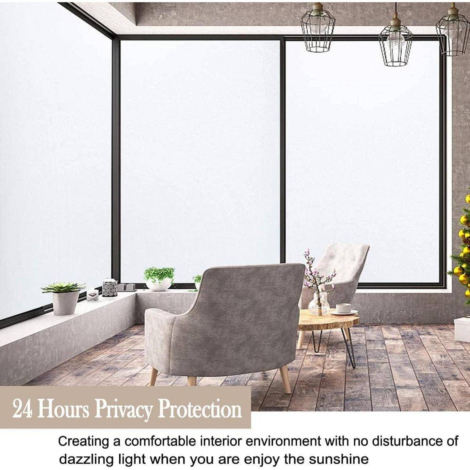 Ein gemütliches Zimmer mit großen Fenstern, grauem Sessel, kleinem Tisch, Pflanzen und einer hellen Einrichtung. Bildunterschrift lautet '24 Stunden Privatsphärenschutz'.