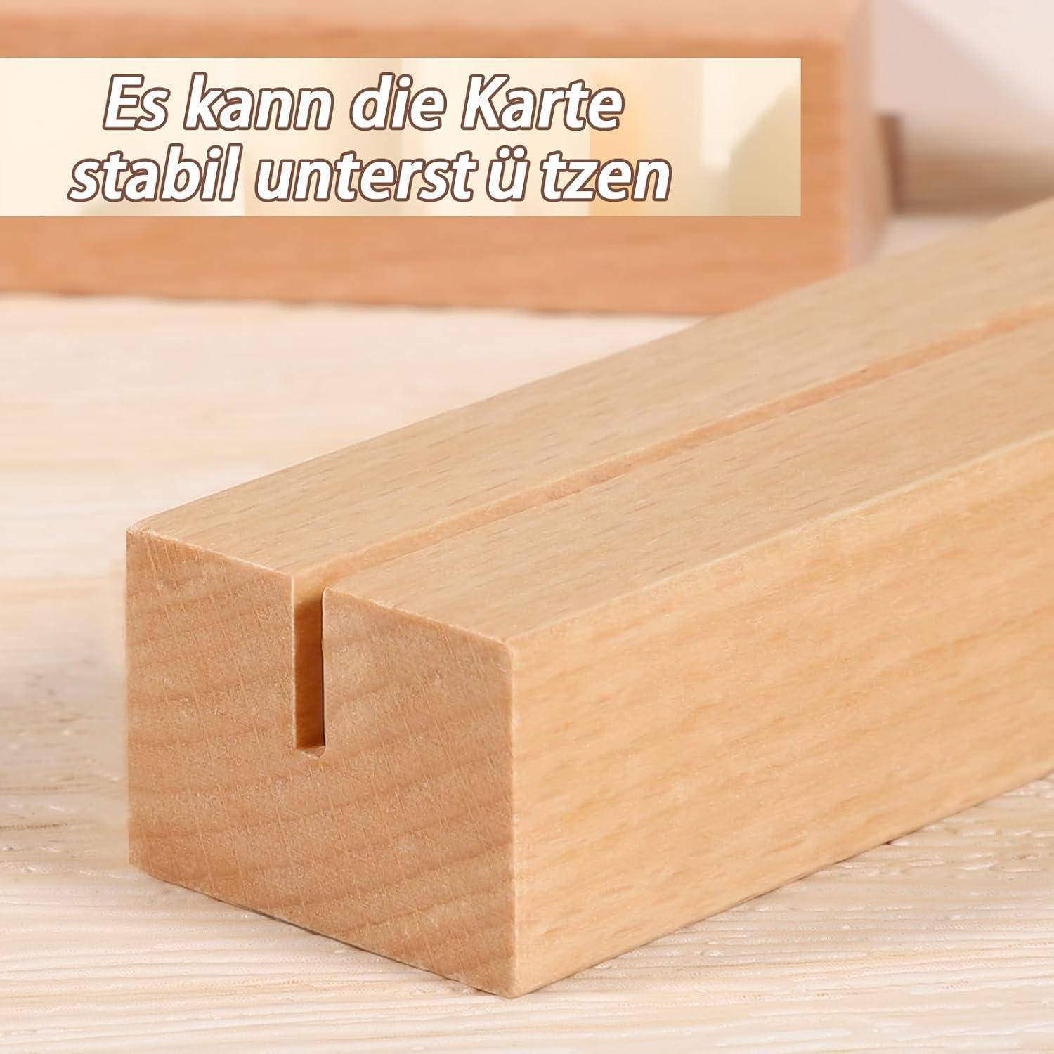Ein Kartenhalter aus Holz mit einem Schlitz wird auf einem Tisch präsentiert. Der deutsche Text darüber lautet: 'Es kann die Karte stabil unterstützen.