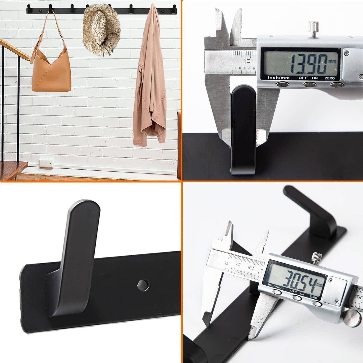 Metallgarderobe an der Wand mit Ledertasche und Mantel. Nahaufnahmen zeigen digitale Messschieber, die Abmessungen messen: 139,0 mm Breite, 30,54 mm Hakentiefe.