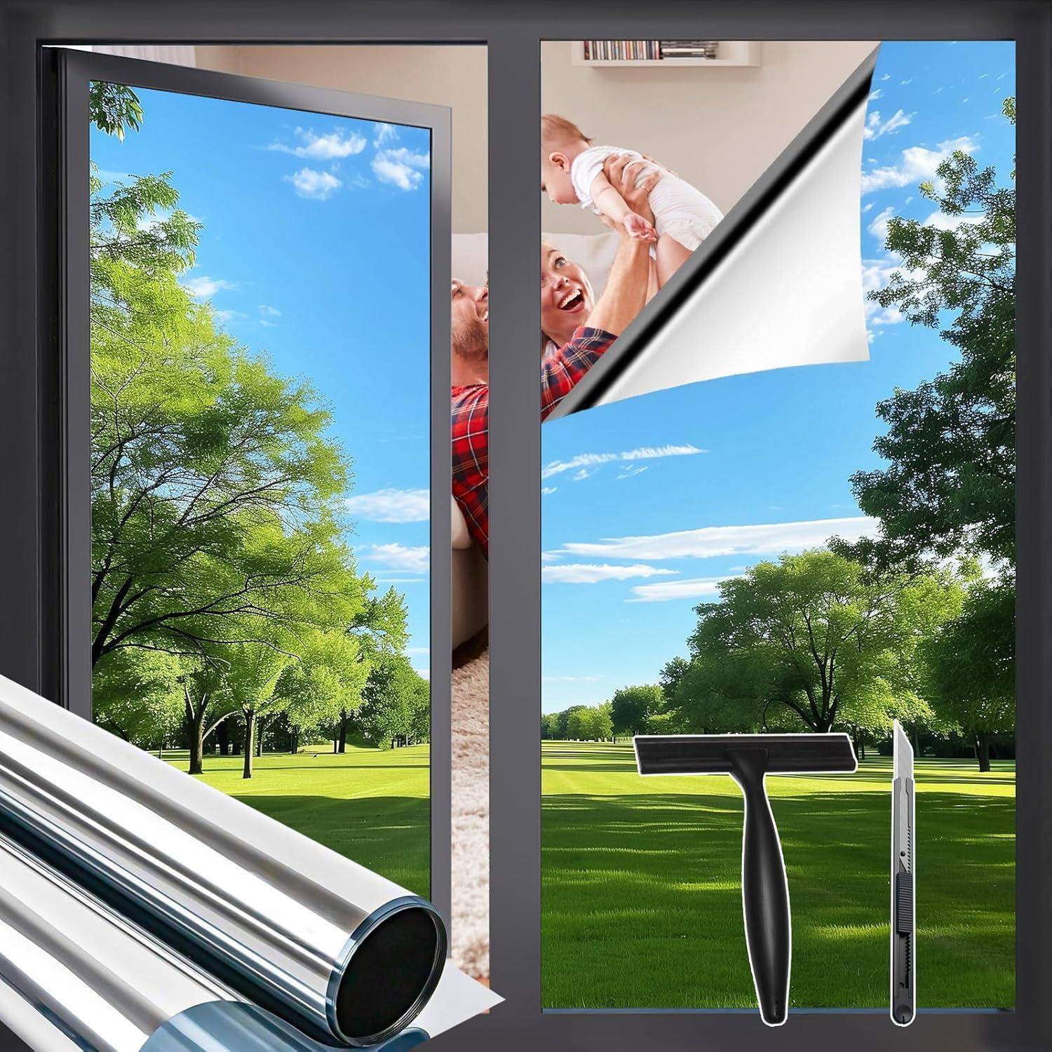 Ein Fenster, das eine sonnige Parkszene mit Bäumen zeigt, teilweise bedeckt von einem reflektierenden Material. Rechts davon sind Reinigungsutensilien ausgestellt.