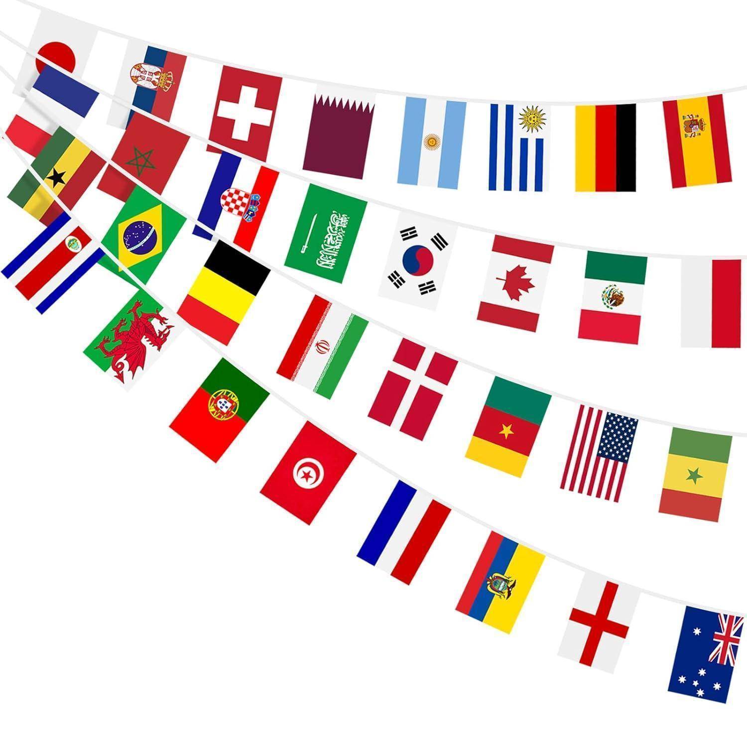 Eine Reihe verschiedener internationaler Flaggen hängt diagonal und repräsentiert globale Vielfalt und Einheit.