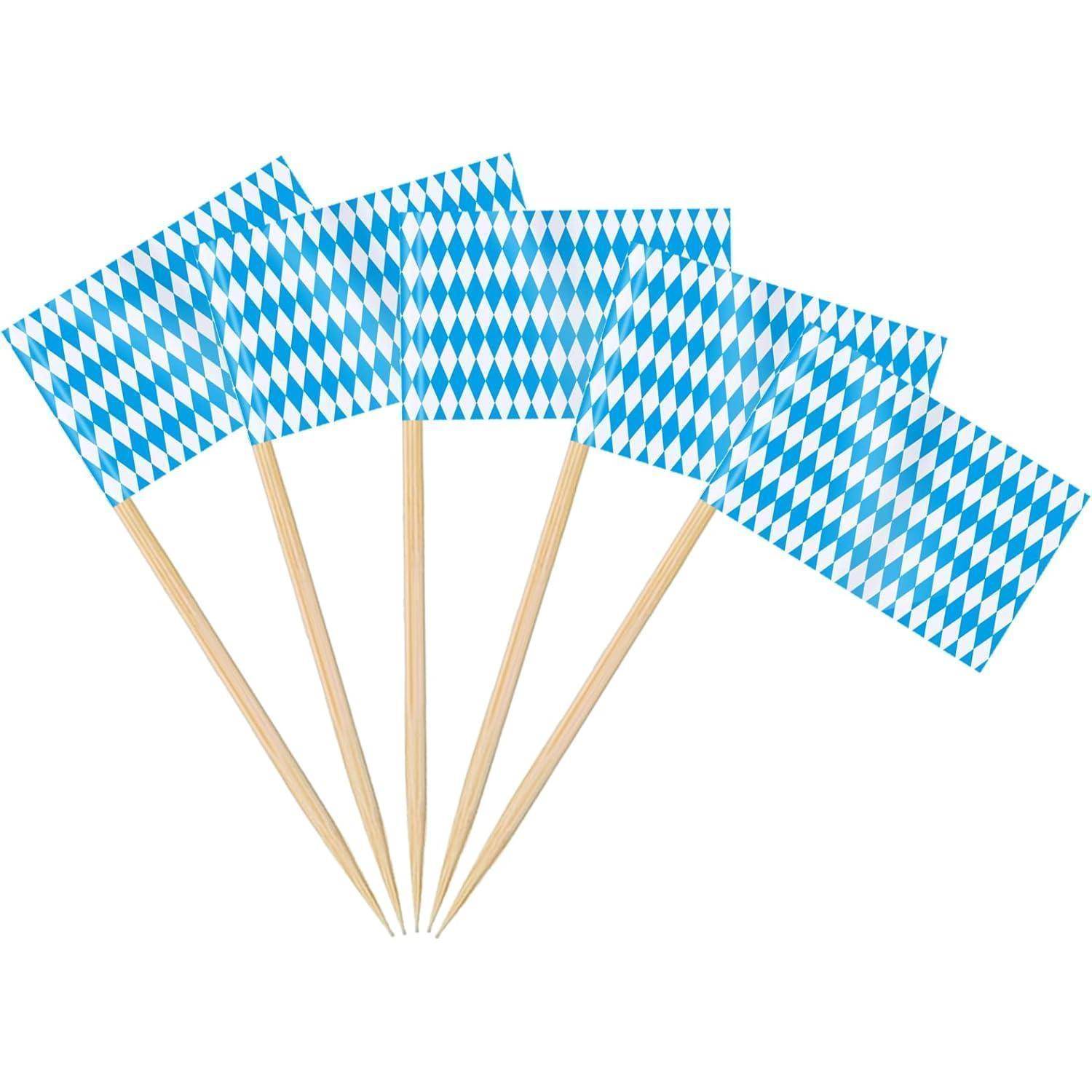 Fünf Zahnstocher-Flaggen mit einem blau-weißen Rautenmuster, fächerförmig in einer Reihe angeordnet.