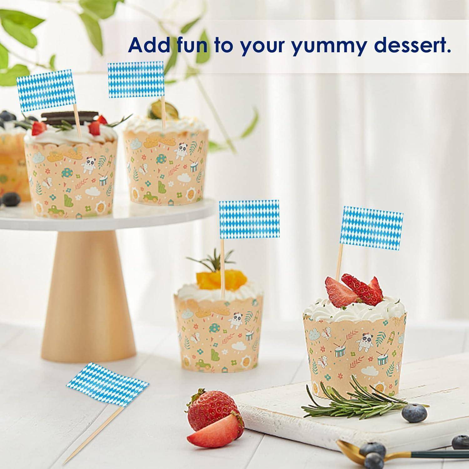 Bunte Dessertbecher mit Obst und kleinen blauen Fähnchen auf Spießen, begleitet vom Text 