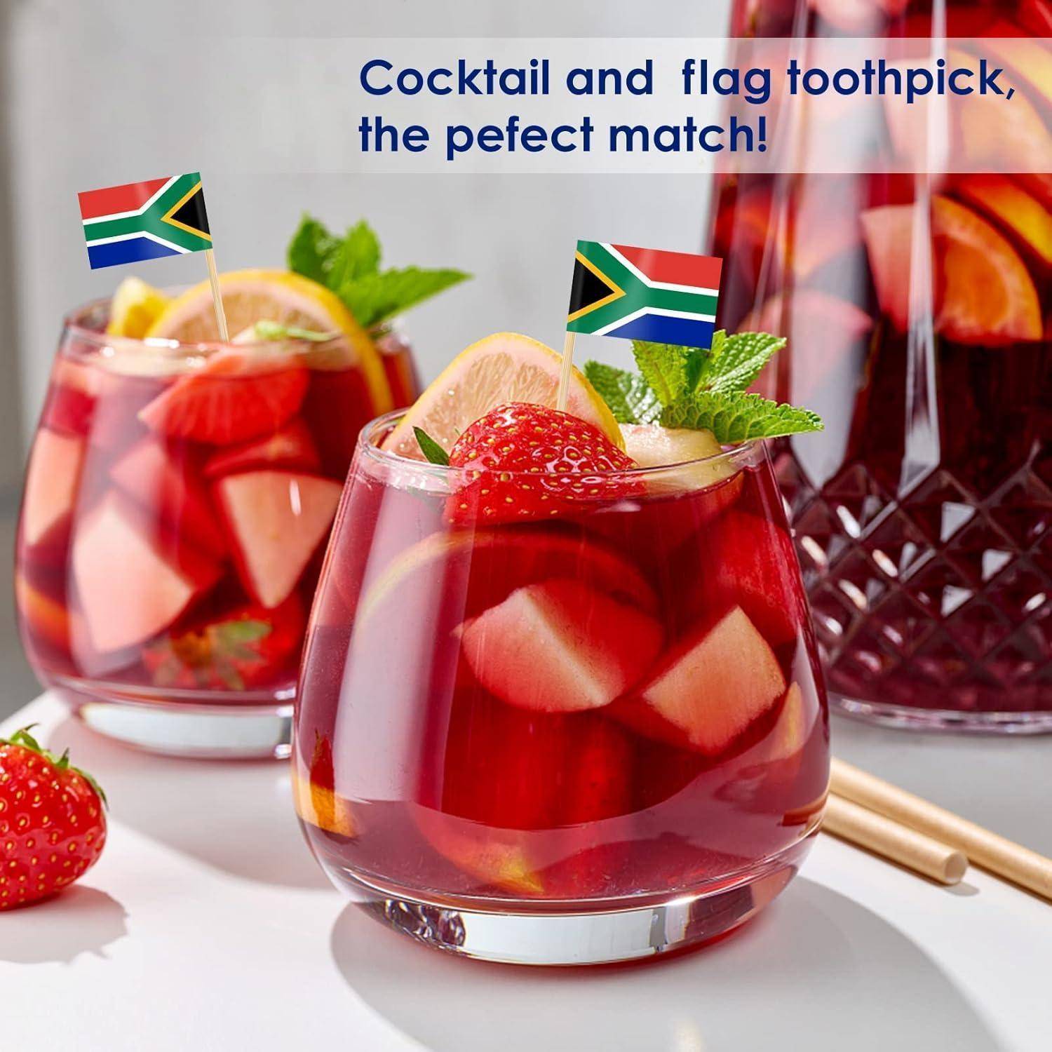 Zwei Gläser fruchtiger Roter Cocktail mit Minze und Obstscheiben, jeweils mit einer kleinen Flagge auf einem Zahnstocher, mit der Bildunterschrift 