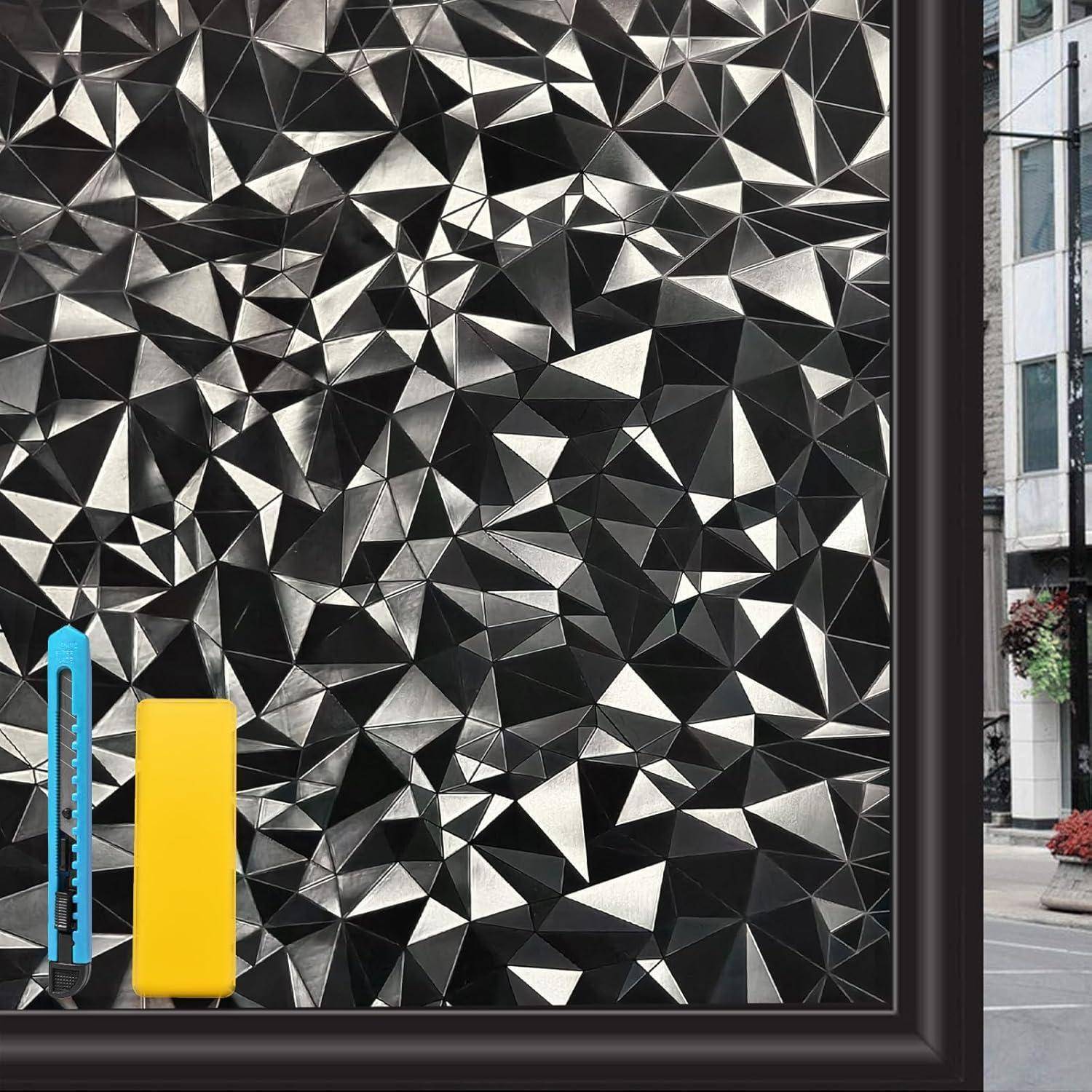 Ein geometrisches abstraktes Kunstwerk, das ein Muster aus schwarzen und weißen Dreiecken und Polygonen zeigt, mit Stiften zur Kontrastierung davor.