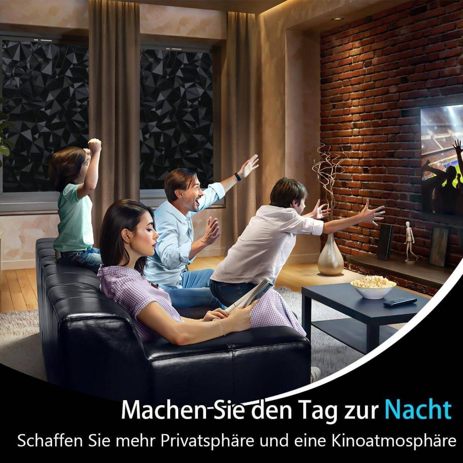 Eine Familie mit vier Personen in einem Wohnzimmer, die bei gedimmtem Licht Fernsehen schaut. Deutscher Text lautet: 'Machen Sie den Tag zur Nacht, Schaffen Sie mehr Privatsphäre und eine Kinoatmosphäre.