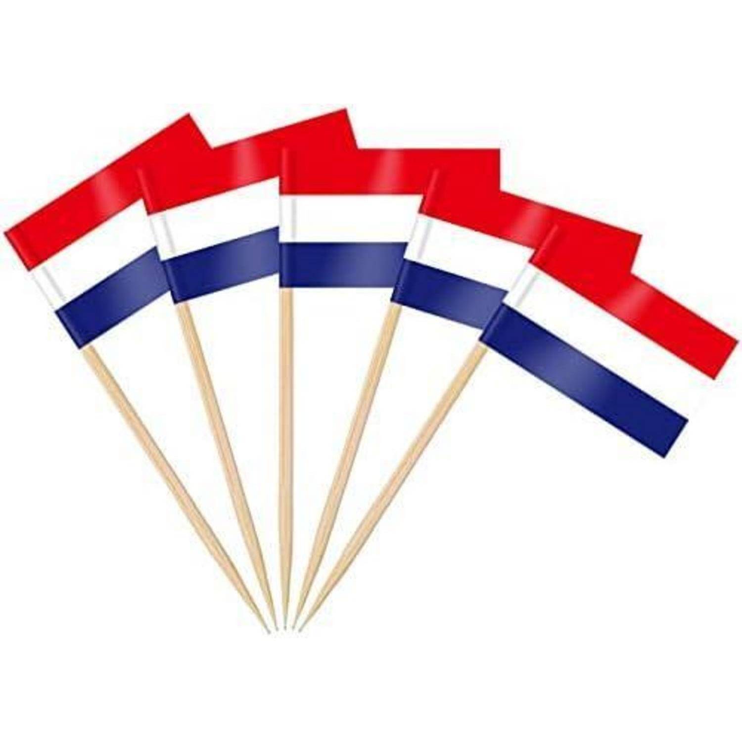 Fünf kleine Flaggen mit roten, weißen und blauen horizontalen Streifen, die der Flagge der Niederlande ähneln, an Holzstäben befestigt.