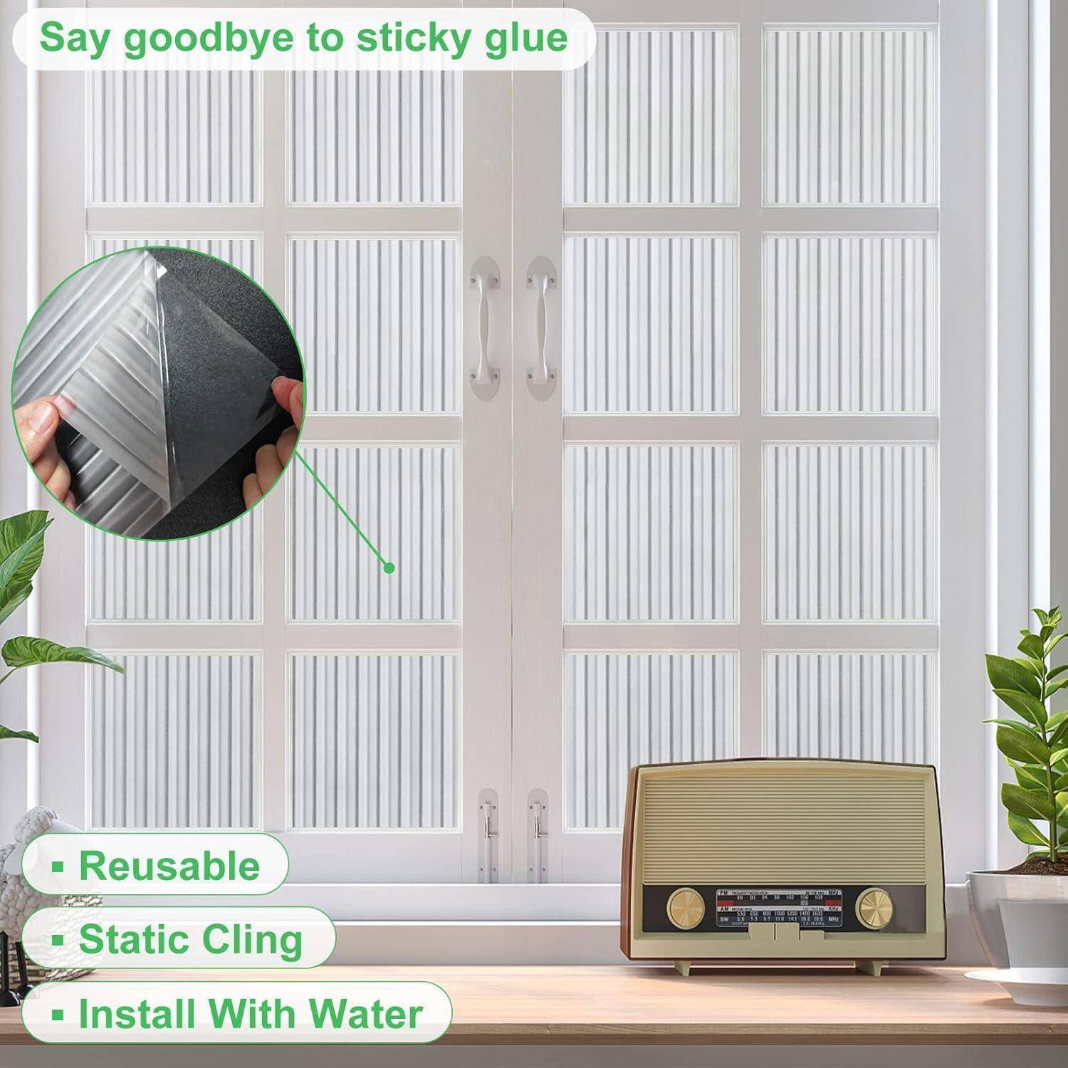 Eine Vintage-Radio steht auf einem Regal unter einem Fenster, das mit Sichtschutzfolie bedeckt ist. Text lautet: 