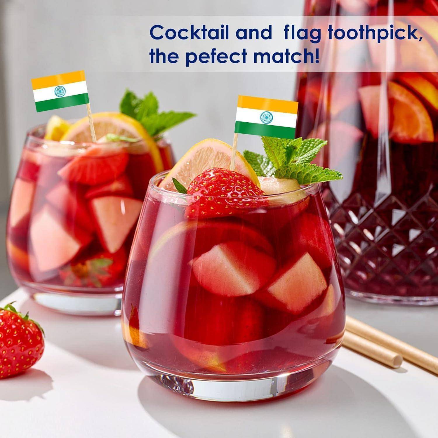 Zwei Gläser Fruchtcocktail, garniert mit Minze und Flaggen-Zahnstocher. Text lautet: „Cocktail und Flaggen-Zahnstocher, das perfekte Duo!
