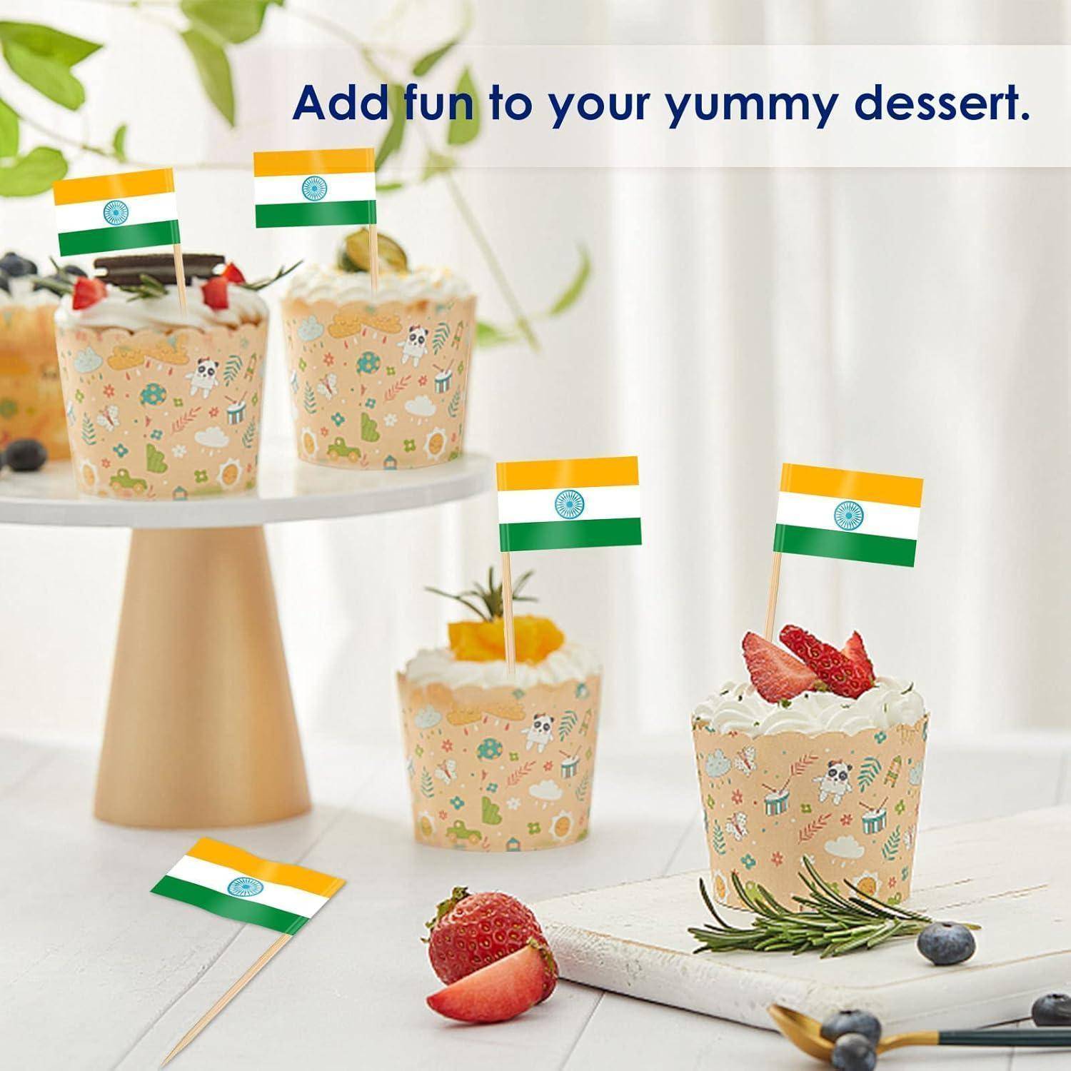 Cupcakes auf einem Ständer mit indischen Flaggenfahnenstochern, umgeben von Erdbeeren. Text lautet: 