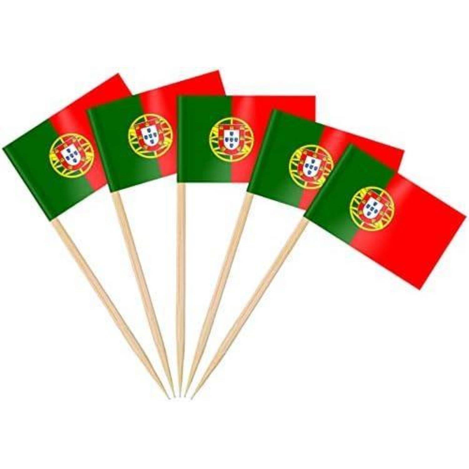 Fünf kleine portugiesische Flaggen auf Holzstäben, die aus grünen und roten Hälften bestehen und im Zentrum das nationale Wappen tragen.