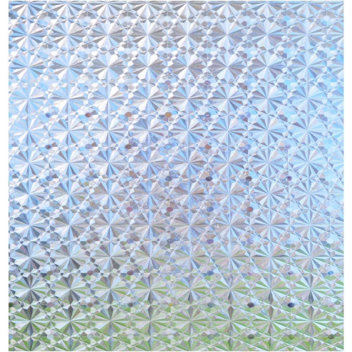Eine dekorative Fensterfolie mit einem geometrischen Muster aus wiederholten Rauten und Kreisen erzeugt einen Prismeneffekt, der Licht und Farben verzerrt.